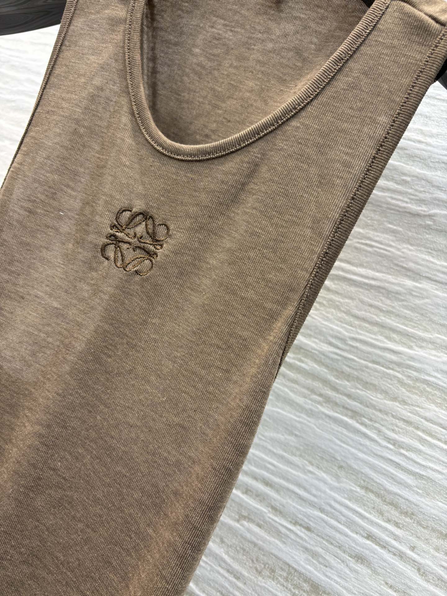Loe家 25春夏 轻薄舒适圆领徽标不规则背心  弹性感修身显瘦效果特别明显 极简出型 质感在线 松弛感