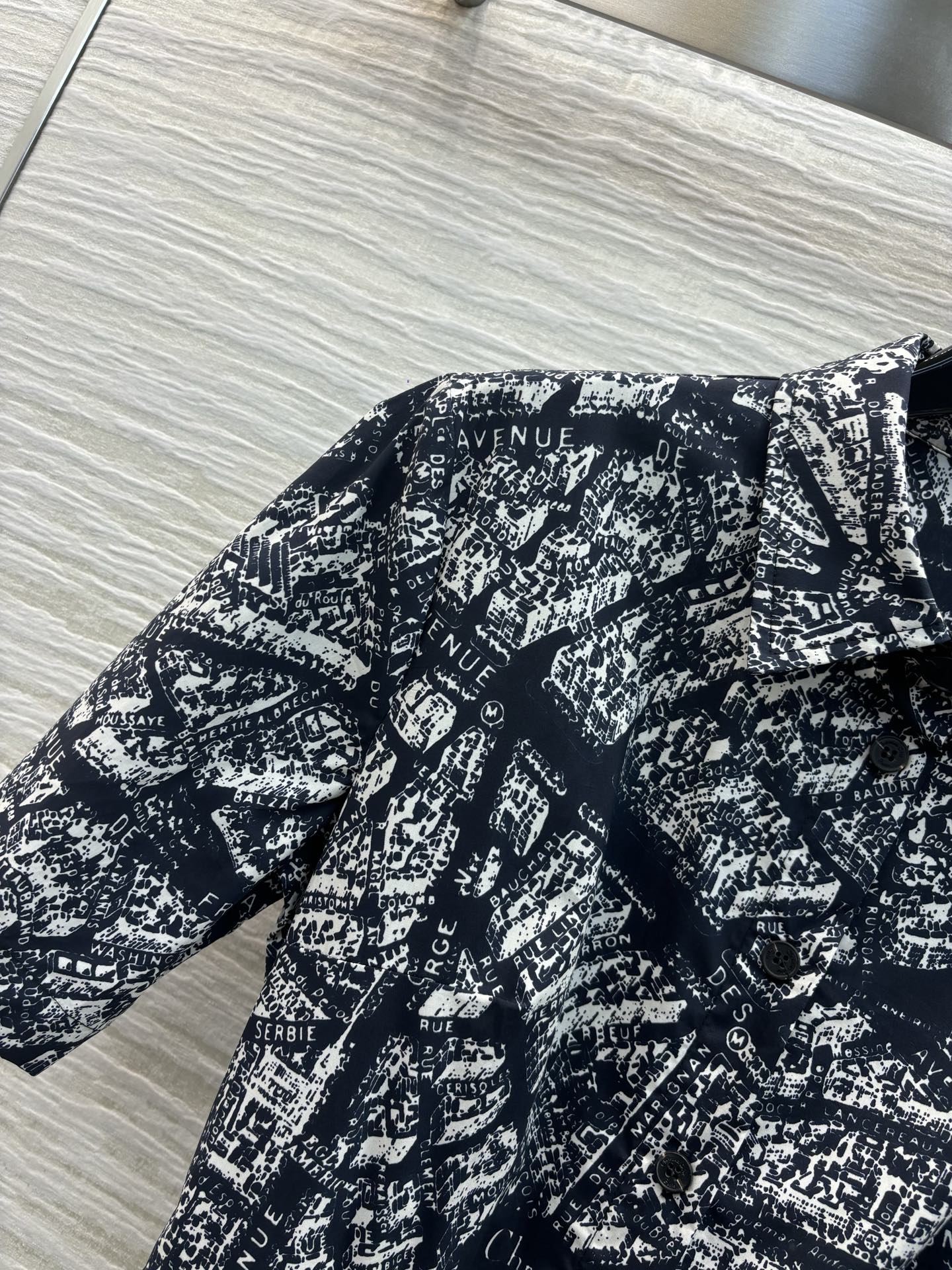 D家 25新款 巴黎地图连衣裙 翻领收腰衬衫式连衣裙 经典的翻领设计百搭不挑人 排扣式腰间腰带打造收腰轮