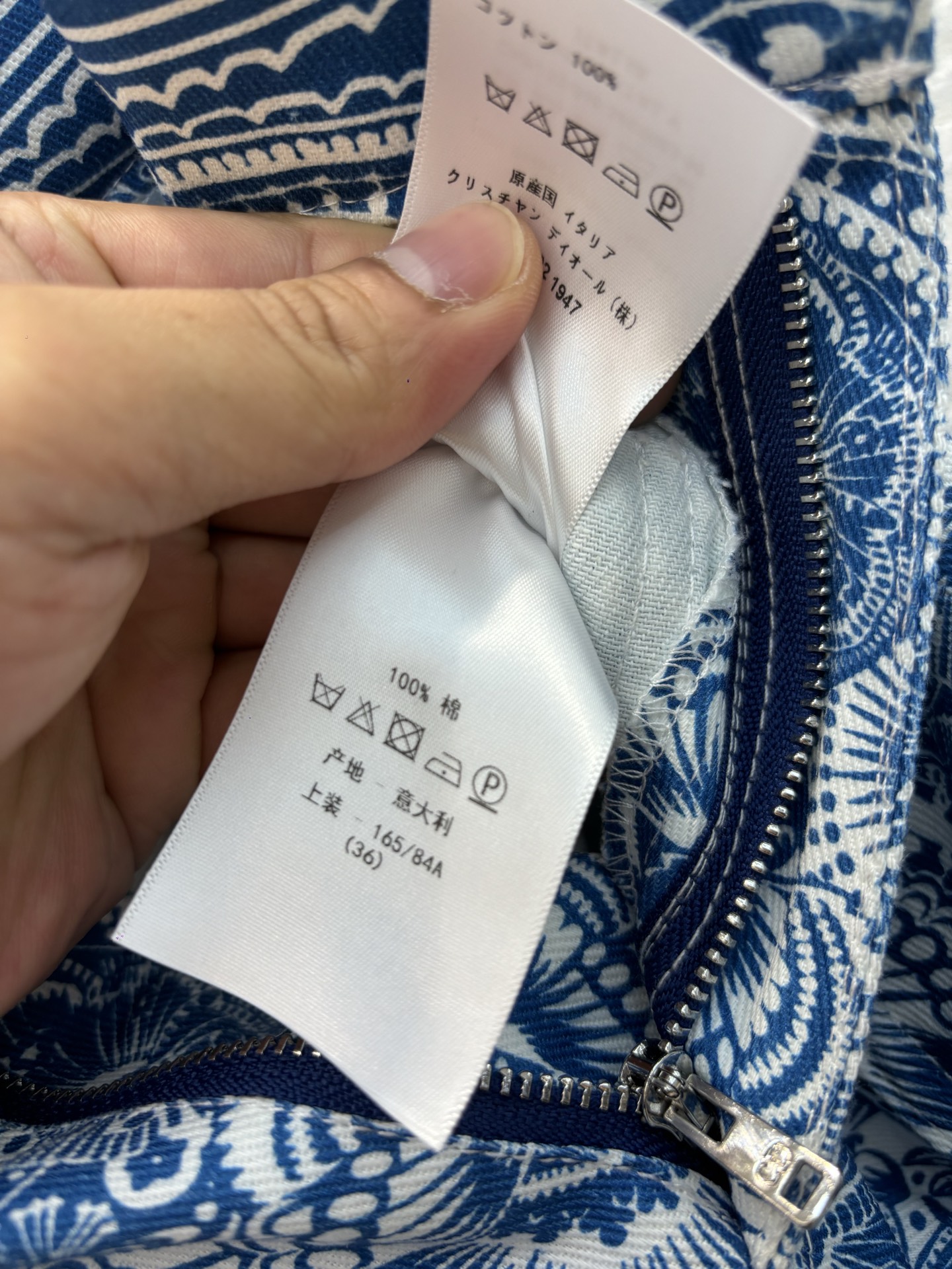D家 25早春新款 青花瓷蝴蝶花卉牛仔直筒裤 颜色很漂亮 定制印花牛仔面料质感超赞 高线直筒设计 搭配短