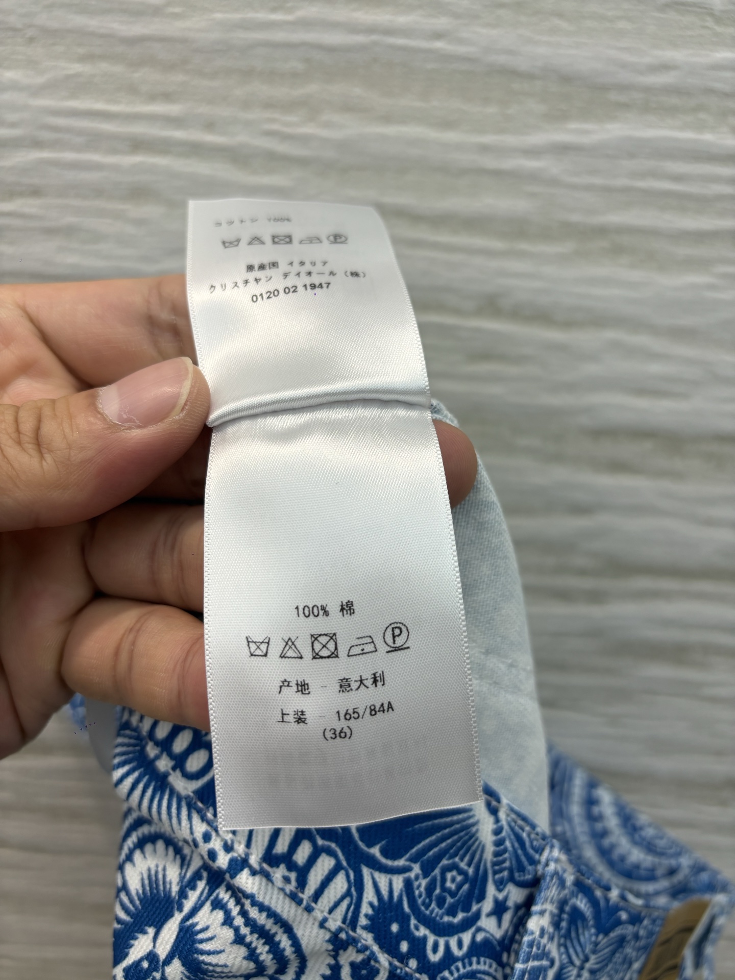 D家 25早春新款 高腰拼皮青花瓷蝴蝶花卉印花牛仔短裤  颜色很漂亮 侧方块logo皮牌点缀 低调又时髦