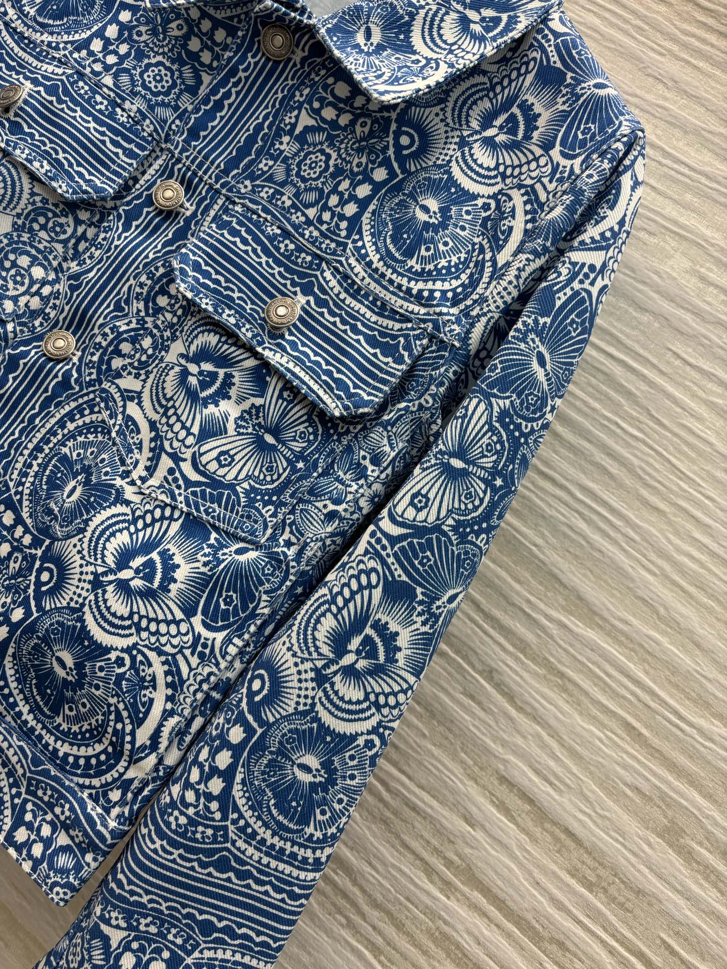 D家 25早春 Butterfly Paisley蜜蜂图案系例 青花瓷蝴蝶花卉牛仔夹克  颜色很漂亮 定