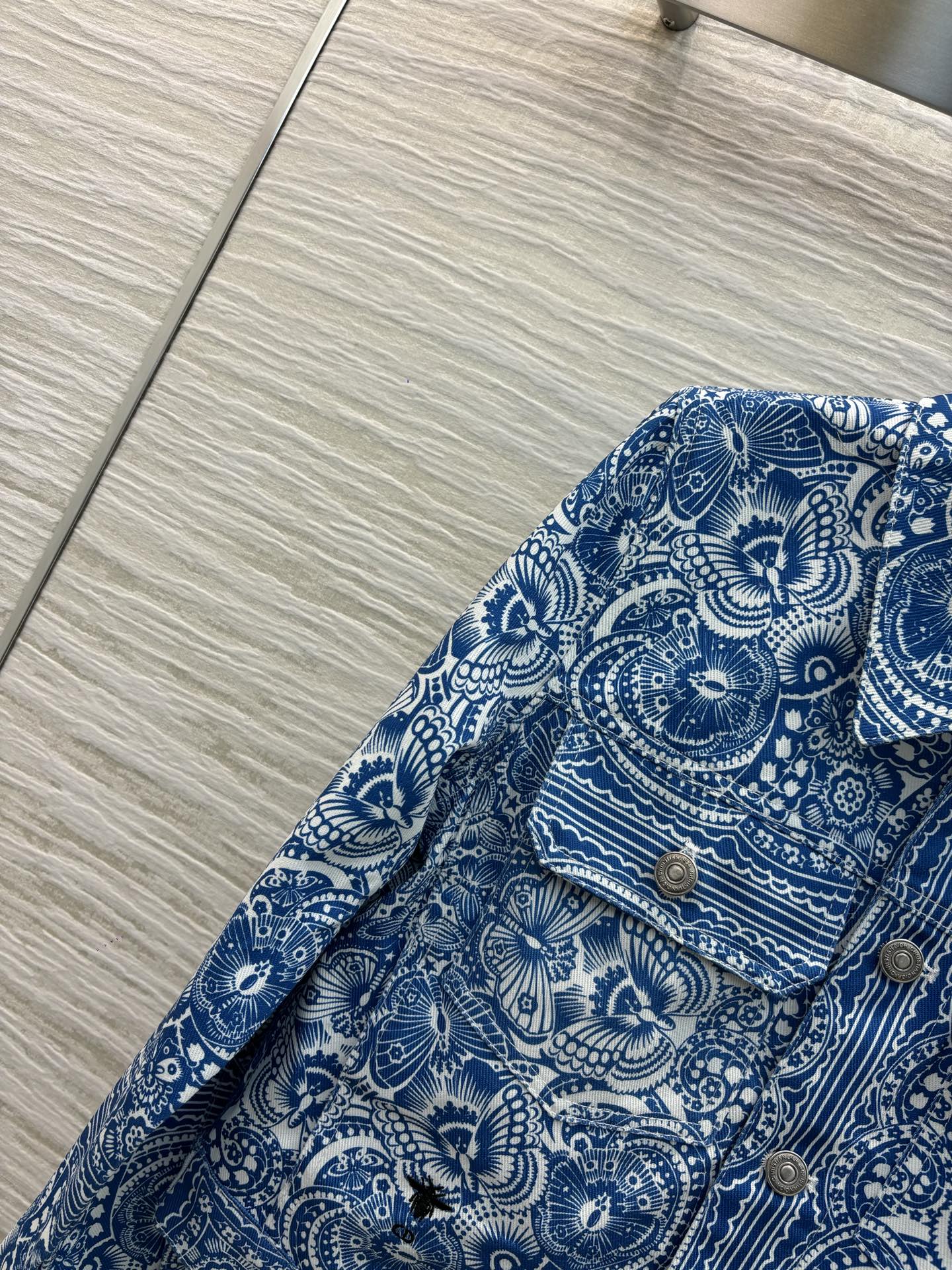 D家 25早春 Butterfly Paisley蜜蜂图案系例 青花瓷蝴蝶花卉牛仔夹克  颜色很漂亮 定