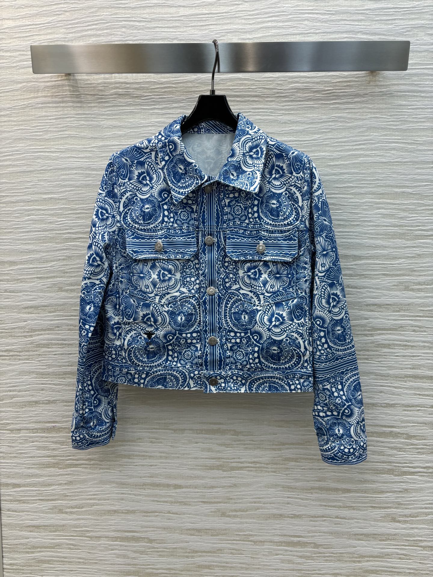 D家 25早春 Butterfly Paisley蜜蜂图案系例 青花瓷蝴蝶花卉牛仔夹克  颜色很漂亮 定