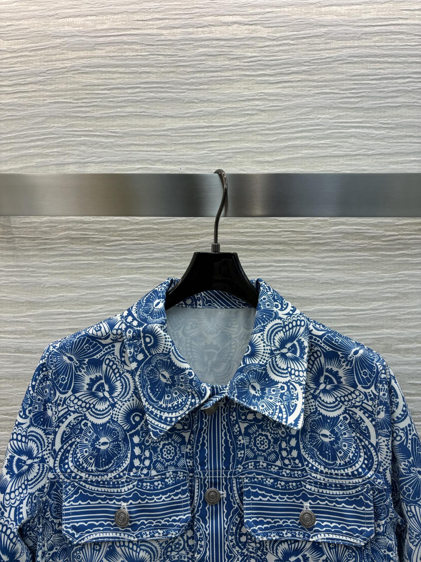 D家 25早春 Butterfly Paisley蜜蜂图案系例 青花瓷蝴蝶花卉牛仔夹克  颜色很漂亮 定