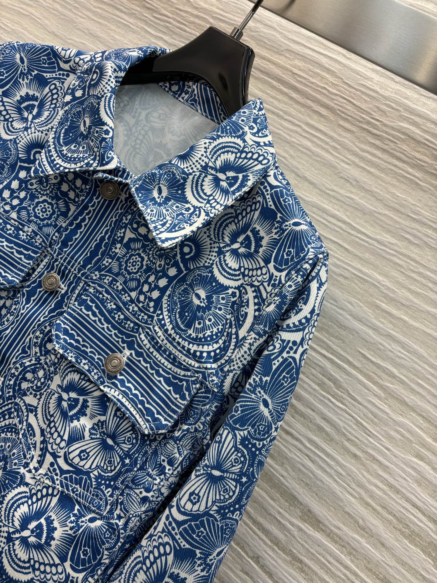 D家 25早春 Butterfly Paisley蜜蜂图案系例 青花瓷蝴蝶花卉牛仔夹克  颜色很漂亮 定