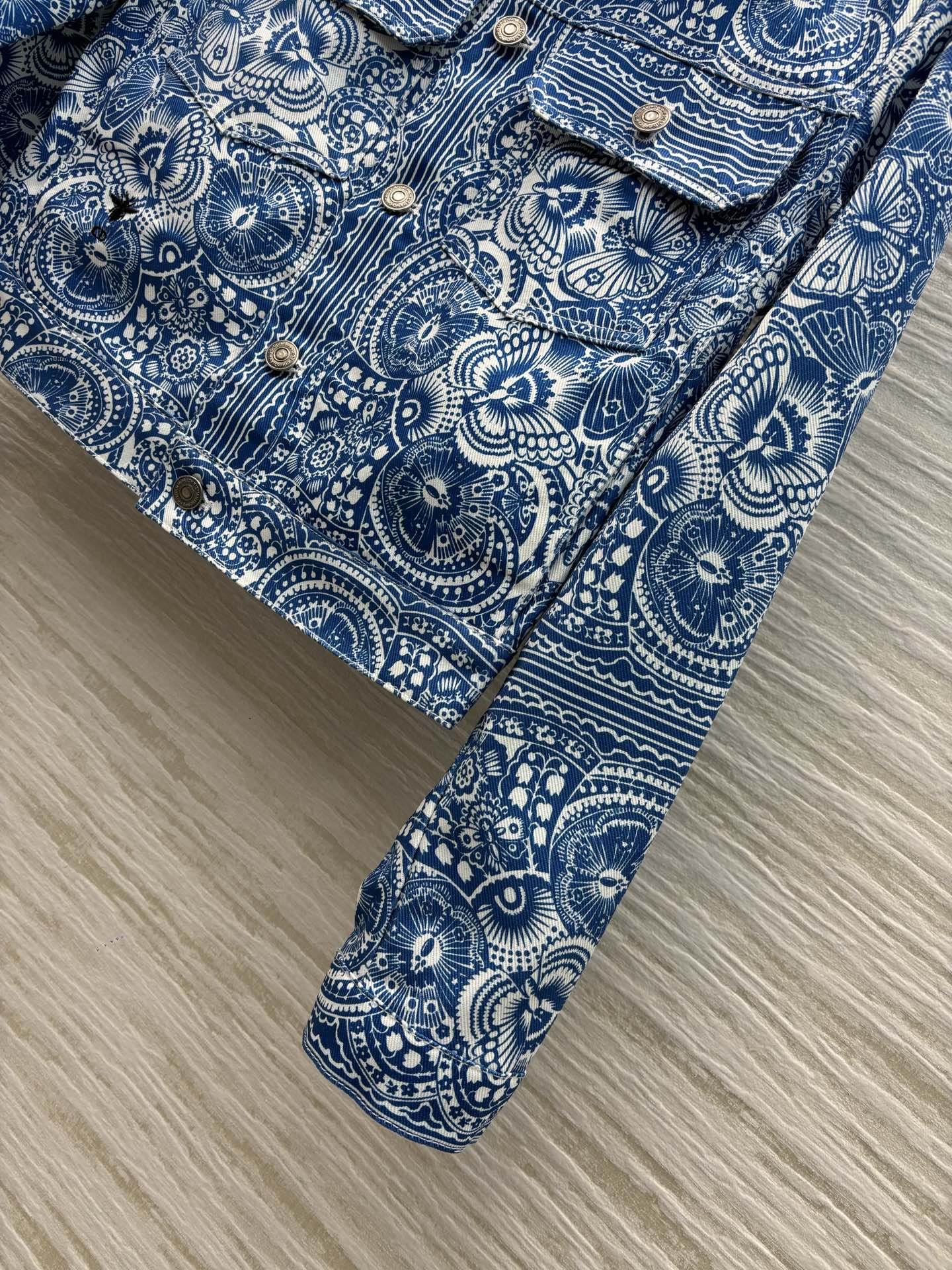 D家 25早春 Butterfly Paisley蜜蜂图案系例 青花瓷蝴蝶花卉牛仔夹克  颜色很漂亮 定