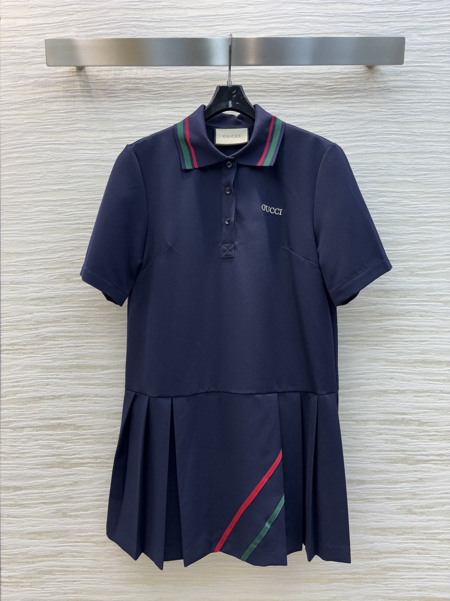 G家 25早春新款 红绿织带POLO领百褶连衣裙 经典红绿拼接设计特别吸睛  胸前经典字母logo刺绣点