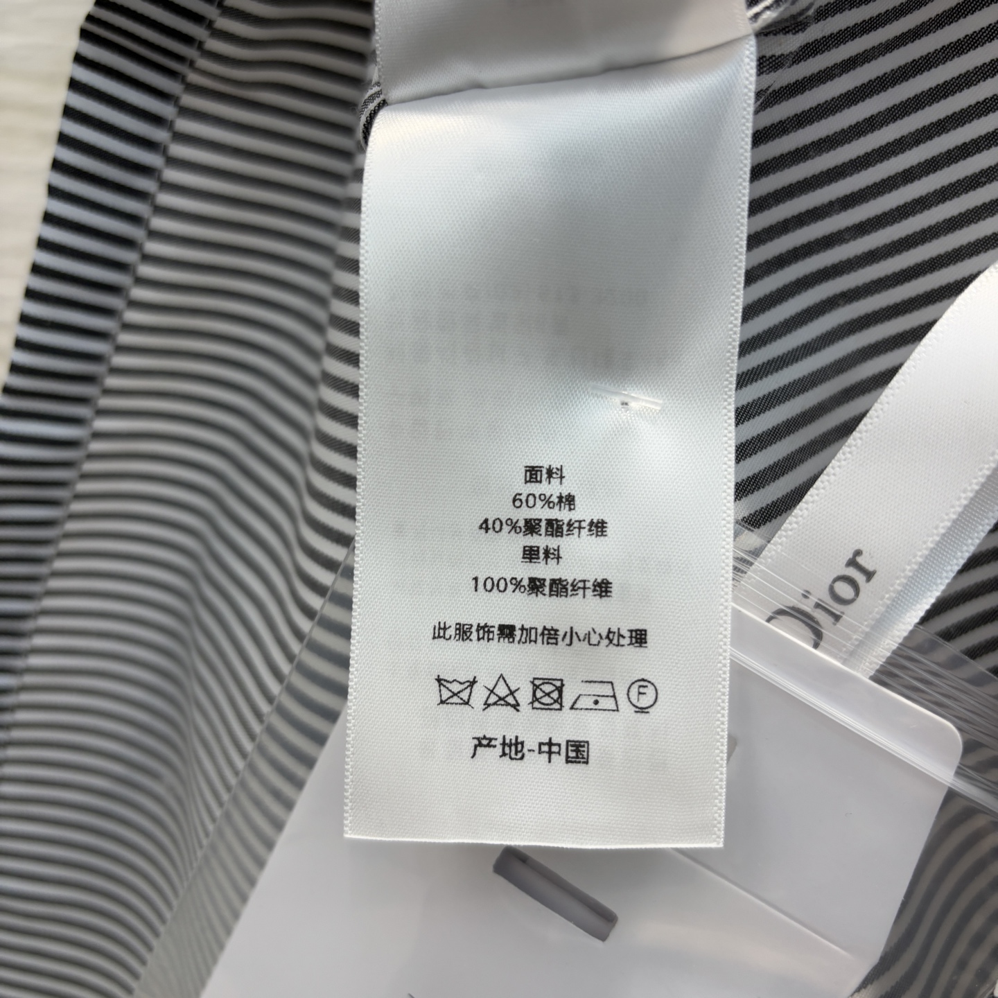 D家 25春夏 圆领条纹无袖连衣裙 自带英伦优雅腔调  超级减龄又气质 直筒版型 下摆拼接收褶设计 遮肉