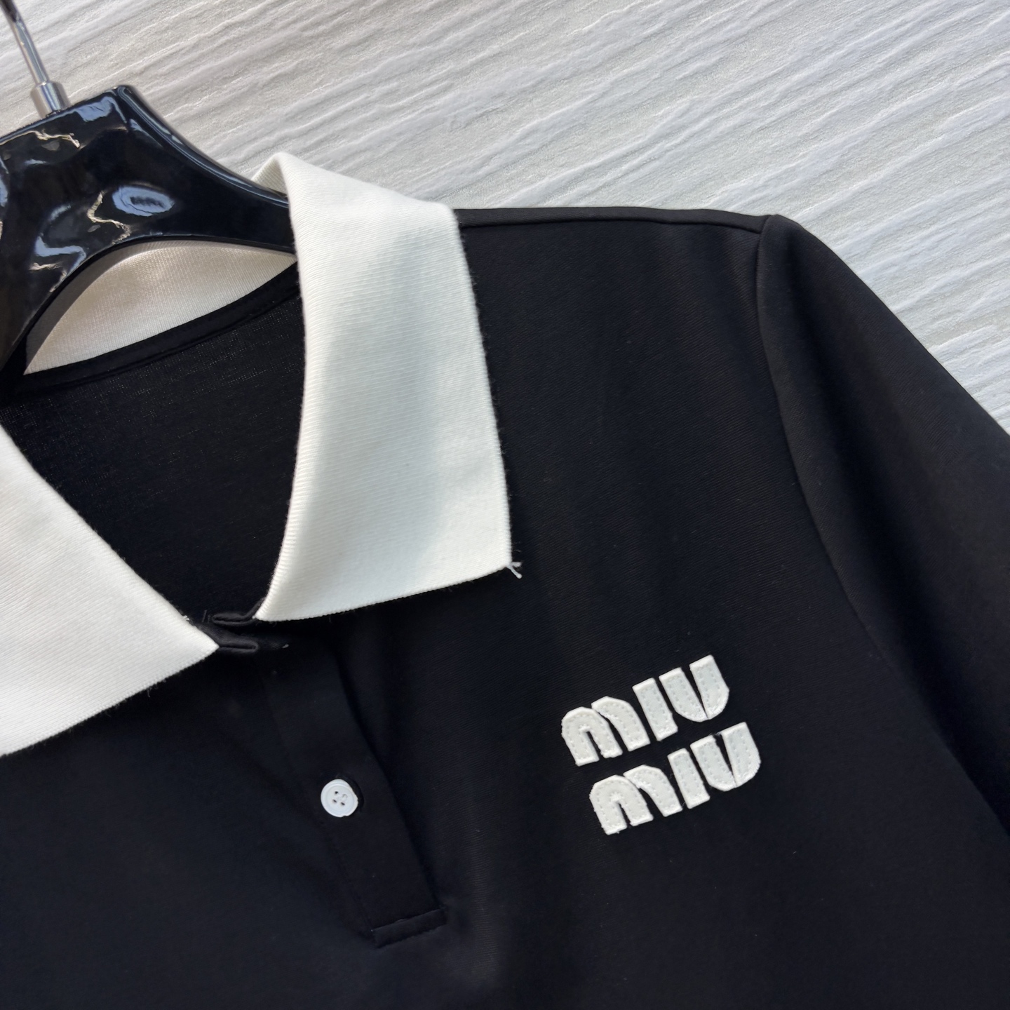 MiU家 25早春新款 POLO领连衣裙 黑白撞色设计特别吸睛  胸前经典字母logo刺绣点缀 低调又时