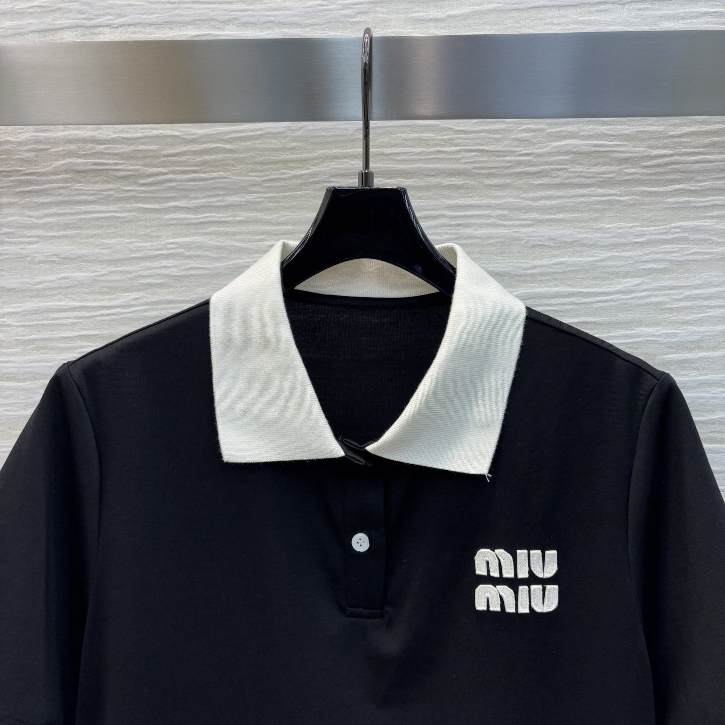 MiU家 25早春新款 POLO领连衣裙 黑白撞色设计特别吸睛  胸前经典字母logo刺绣点缀 低调又时