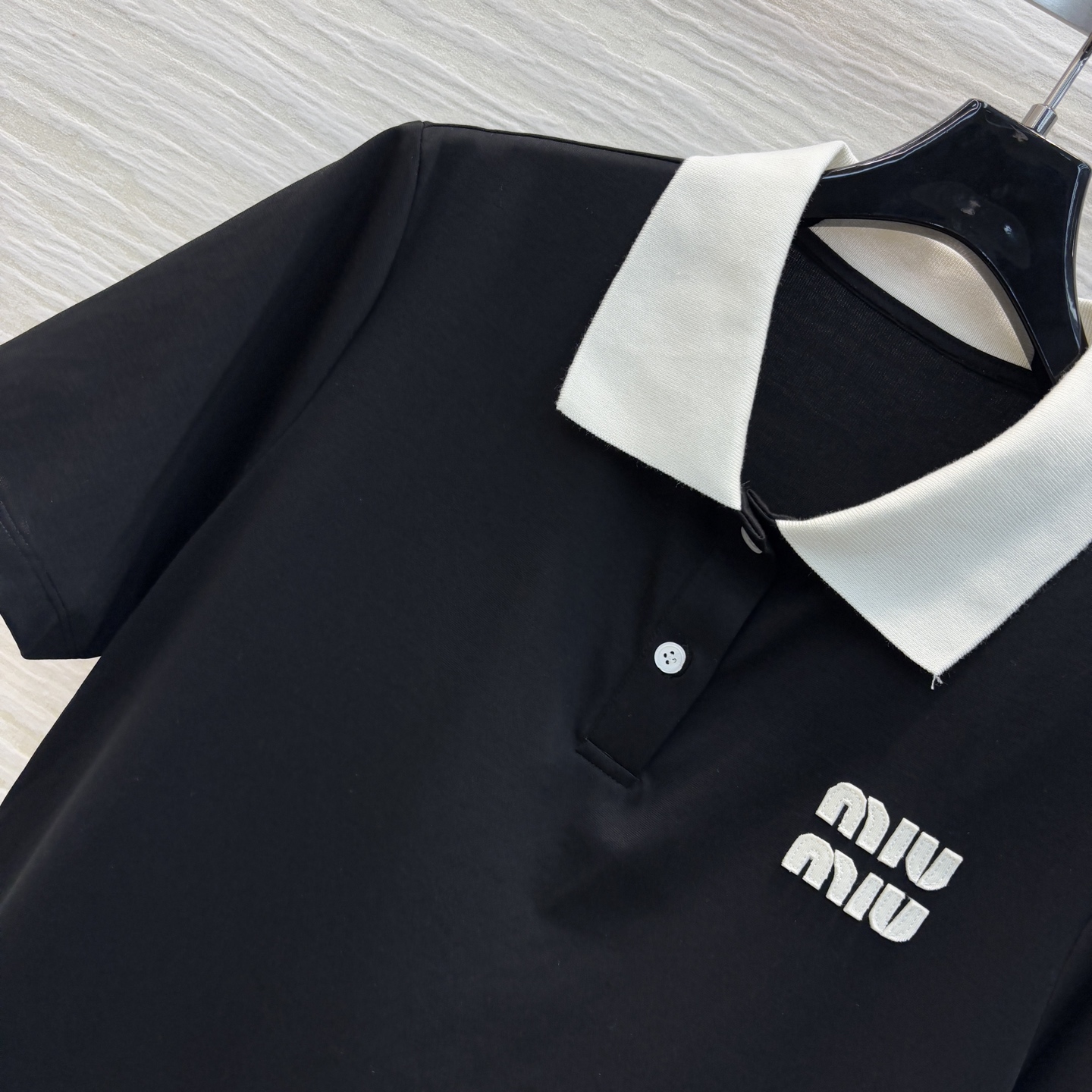 MiU家 25早春新款 POLO领连衣裙 黑白撞色设计特别吸睛  胸前经典字母logo刺绣点缀 低调又时