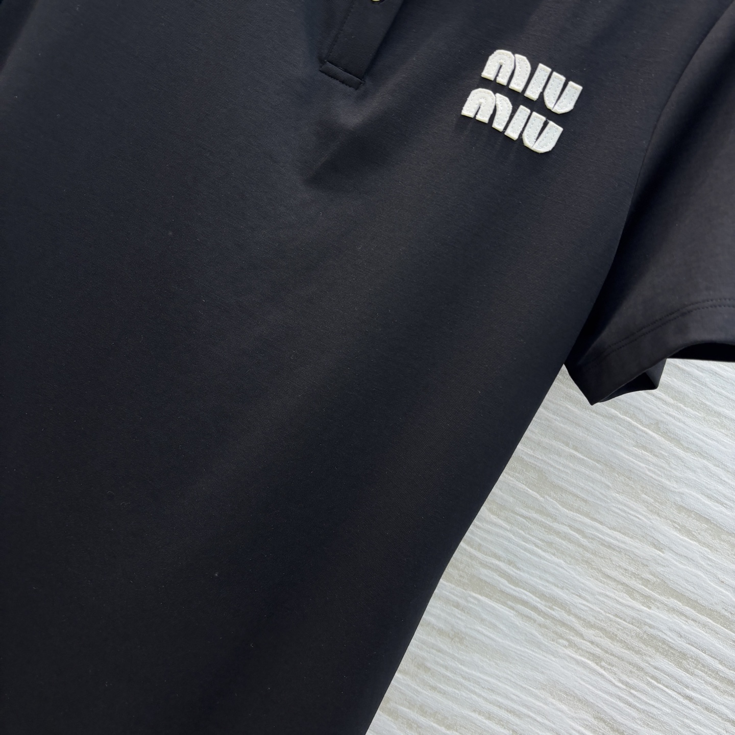 MiU家 25早春新款 POLO领连衣裙 黑白撞色设计特别吸睛  胸前经典字母logo刺绣点缀 低调又时