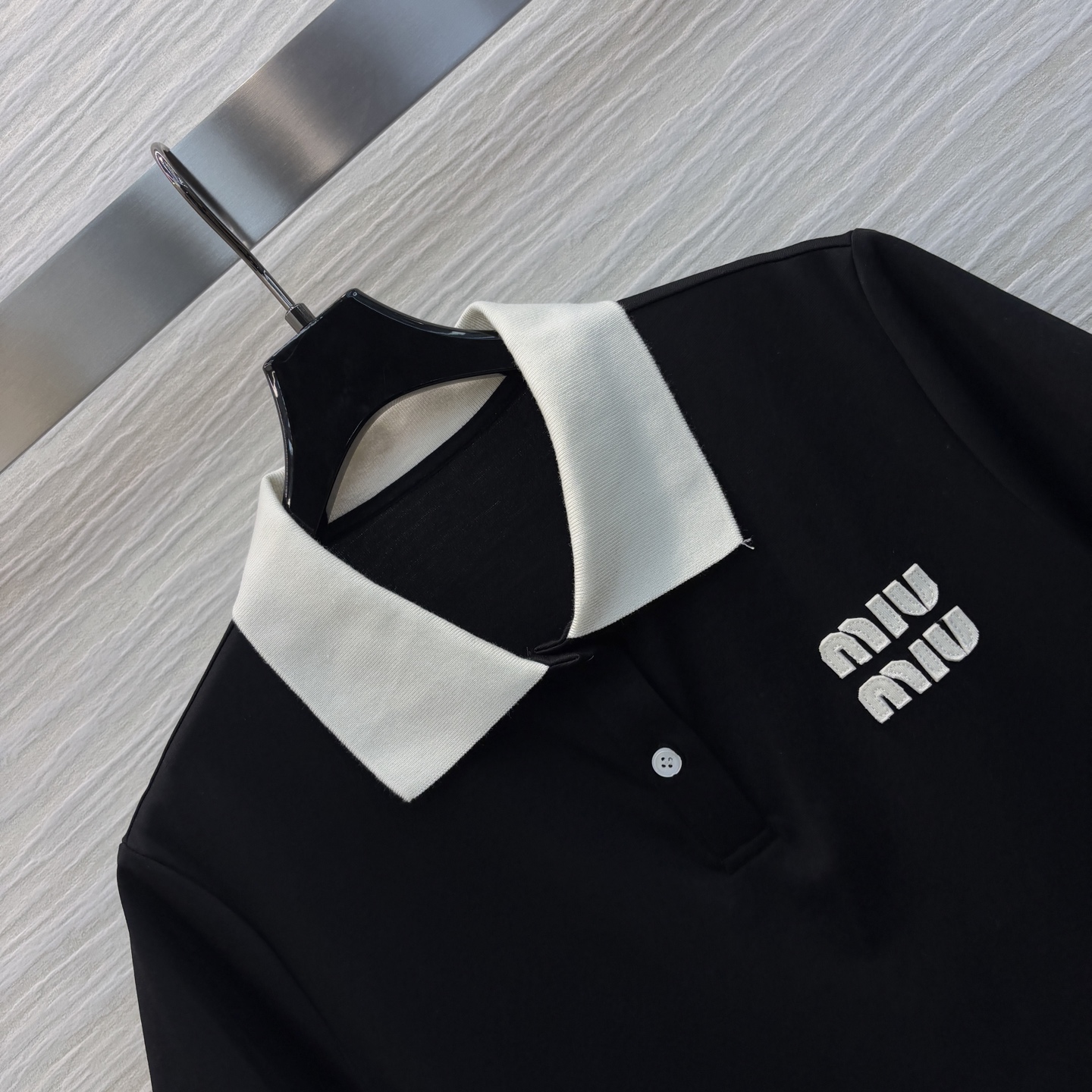 MiU家 25早春新款 POLO领连衣裙 黑白撞色设计特别吸睛  胸前经典字母logo刺绣点缀 低调又时