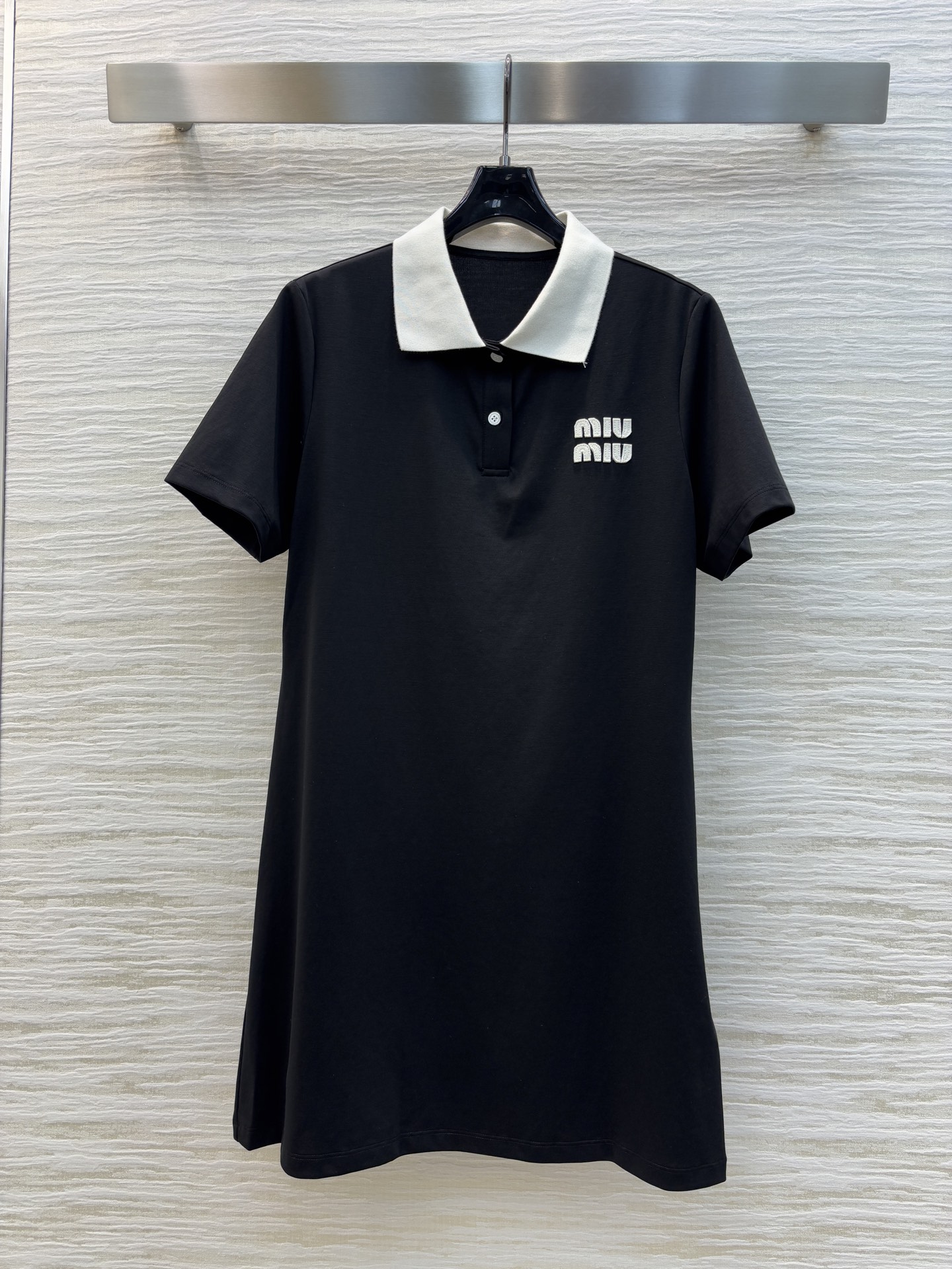 MiU家 25早春新款 POLO领连衣裙 黑白撞色设计特别吸睛  胸前经典字母logo刺绣点缀 低调又时