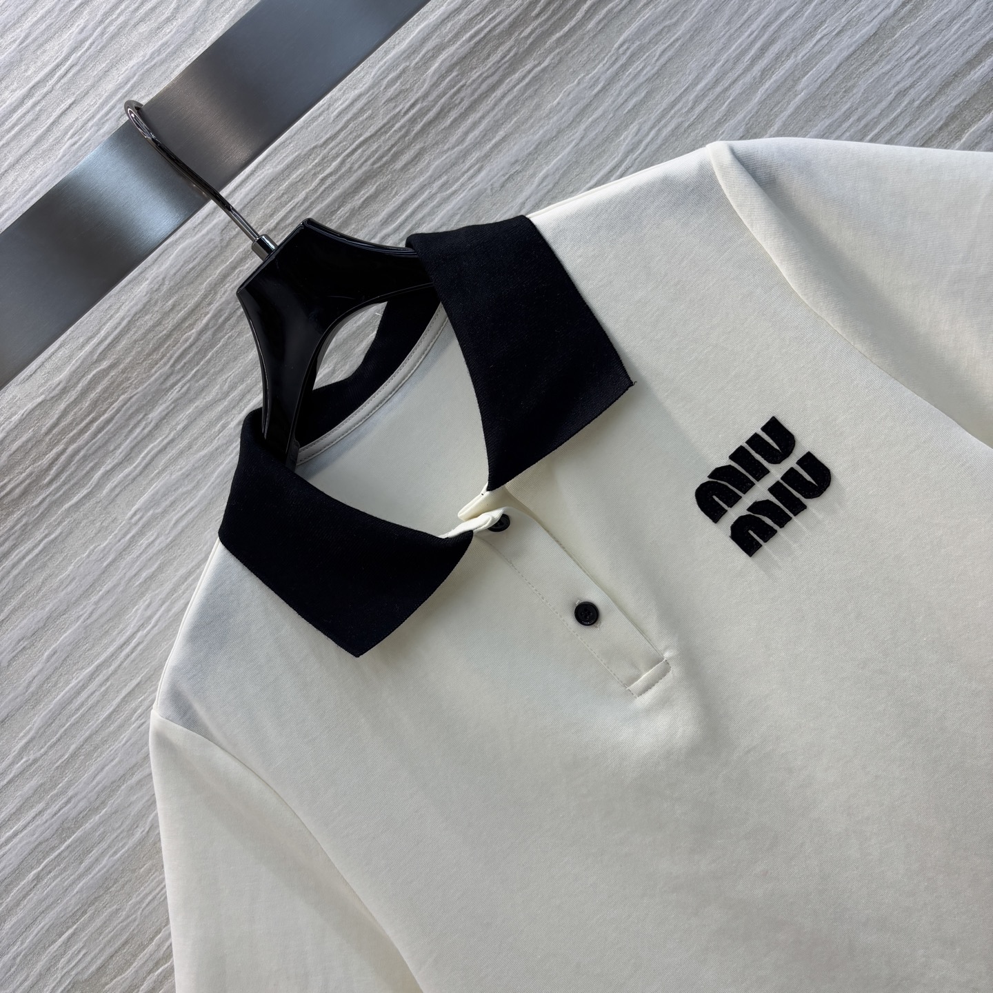 MiU家 25早春新款 POLO领连衣裙 黑白撞色设计特别吸睛  胸前经典字母logo刺绣点缀 低调又时