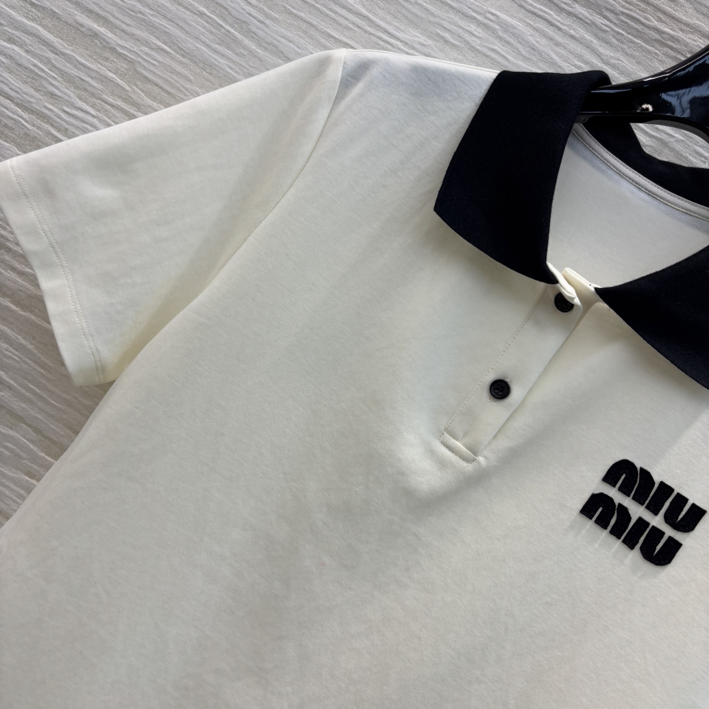 MiU家 25早春新款 POLO领连衣裙 黑白撞色设计特别吸睛  胸前经典字母logo刺绣点缀 低调又时