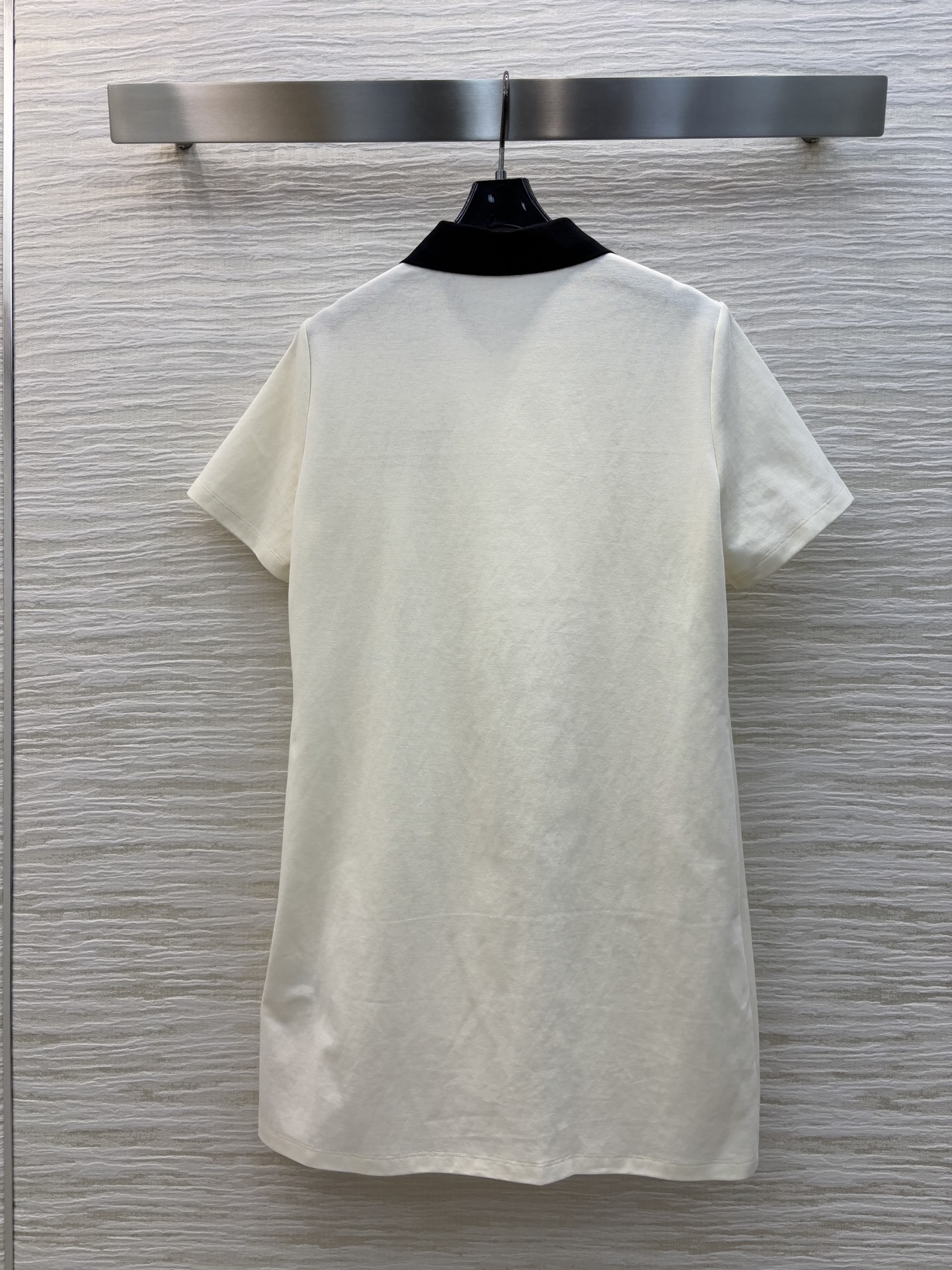 MiU家 25早春新款 POLO领连衣裙 黑白撞色设计特别吸睛  胸前经典字母logo刺绣点缀 低调又时