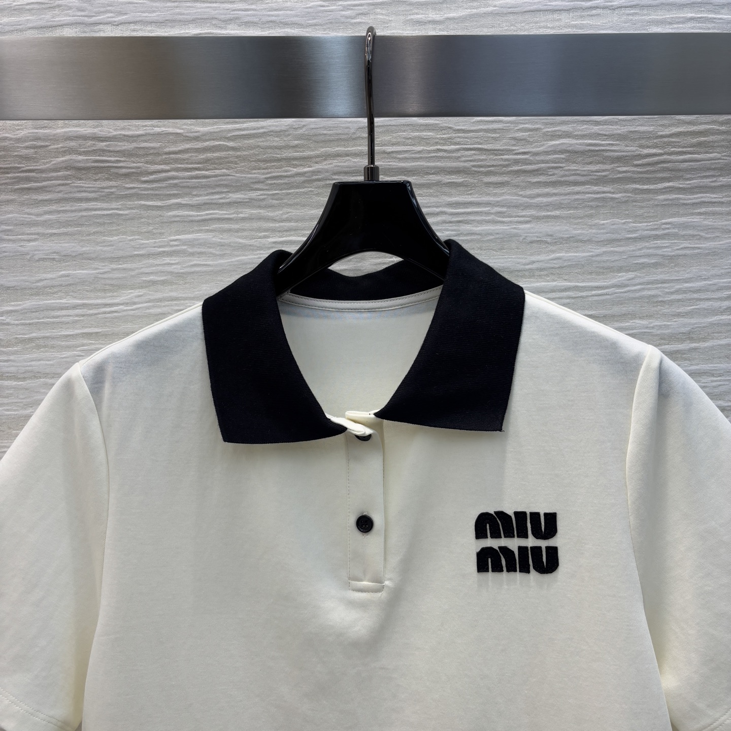 MiU家 25早春新款 POLO领连衣裙 黑白撞色设计特别吸睛  胸前经典字母logo刺绣点缀 低调又时