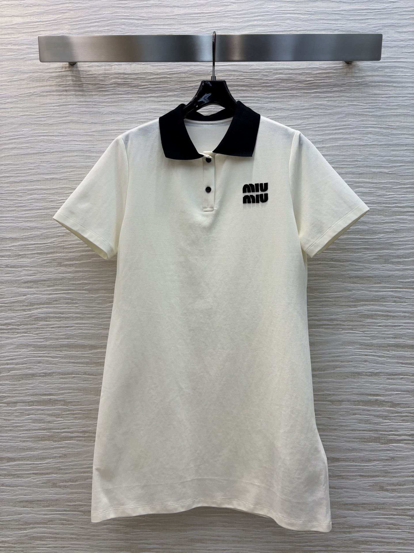MiU家 25早春新款 POLO领连衣裙 黑白撞色设计特别吸睛  胸前经典字母logo刺绣点缀 低调又时