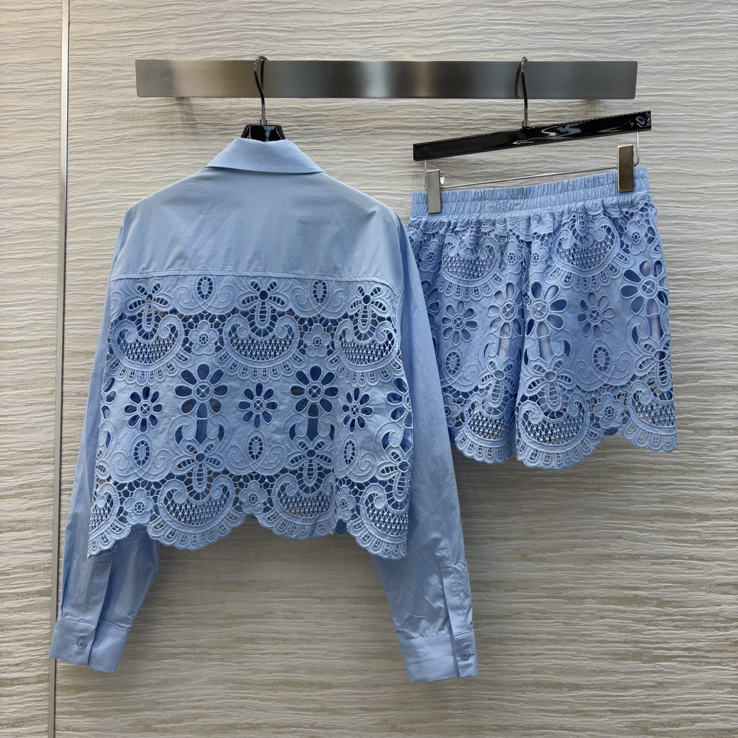 V家 25春夏 水溶花镂空套装 翻领长袖水溶花衬衫+松紧腰水溶镂空短裤 完美版型打造仙气优雅减龄效果 水