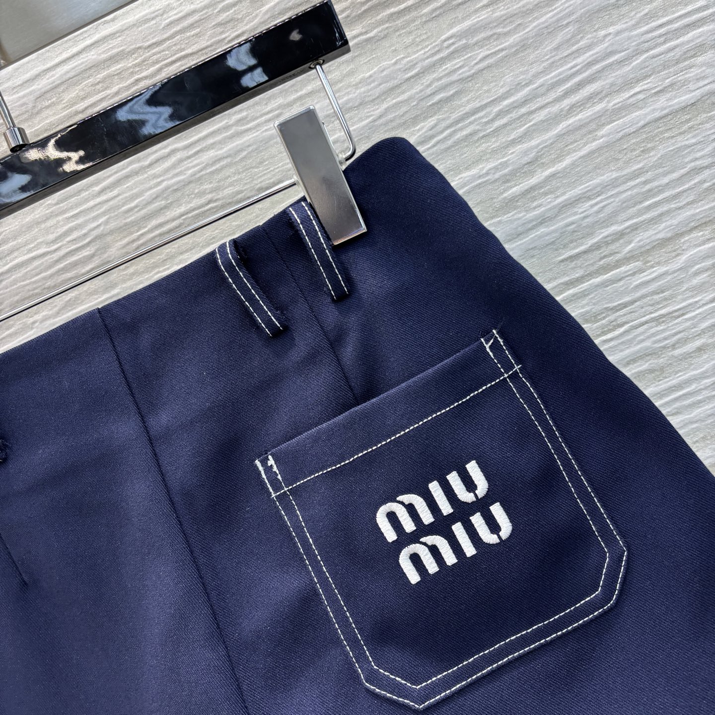Miu家 25春夏  酷帅A字短裤 明线车线设计 logo刺绣口袋装饰 可甜可盐气质时髦又帅气 版型不挑