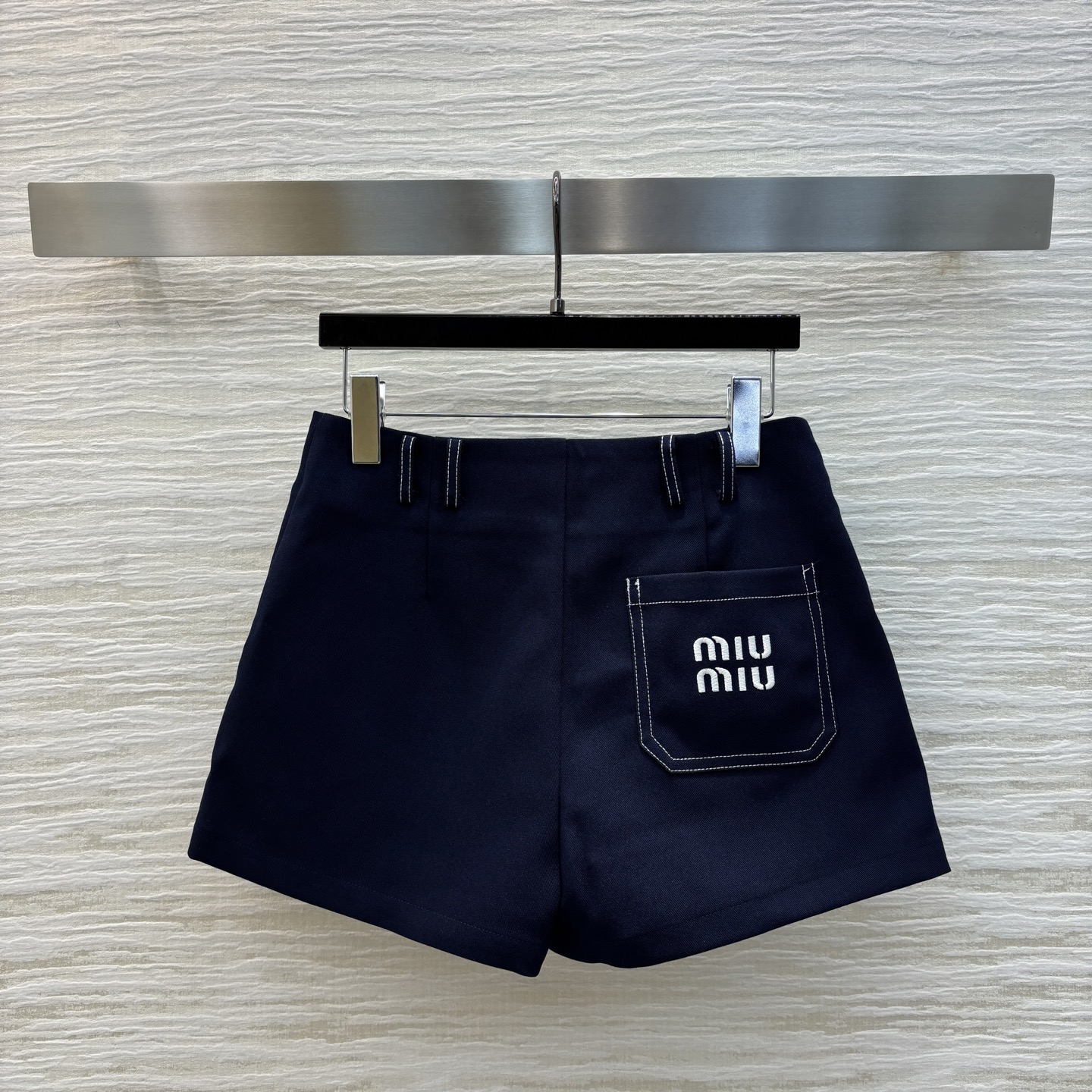 Miu家 25春夏  酷帅A字短裤 明线车线设计 logo刺绣口袋装饰 可甜可盐气质时髦又帅气 版型不挑
