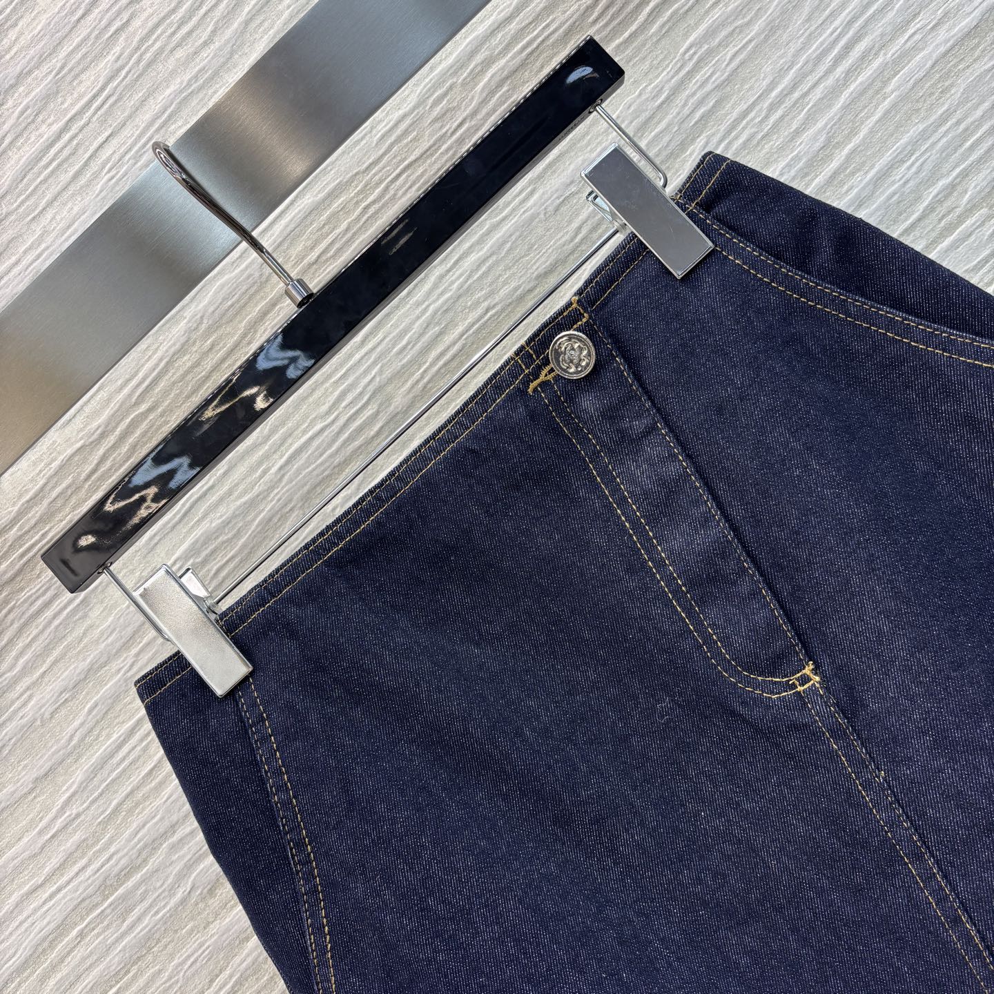 香家 25早春新款 双C明线装饰开叉牛仔半裙 后口袋双C明线装饰 开叉设计 上身自动显露长腿效果 日常百