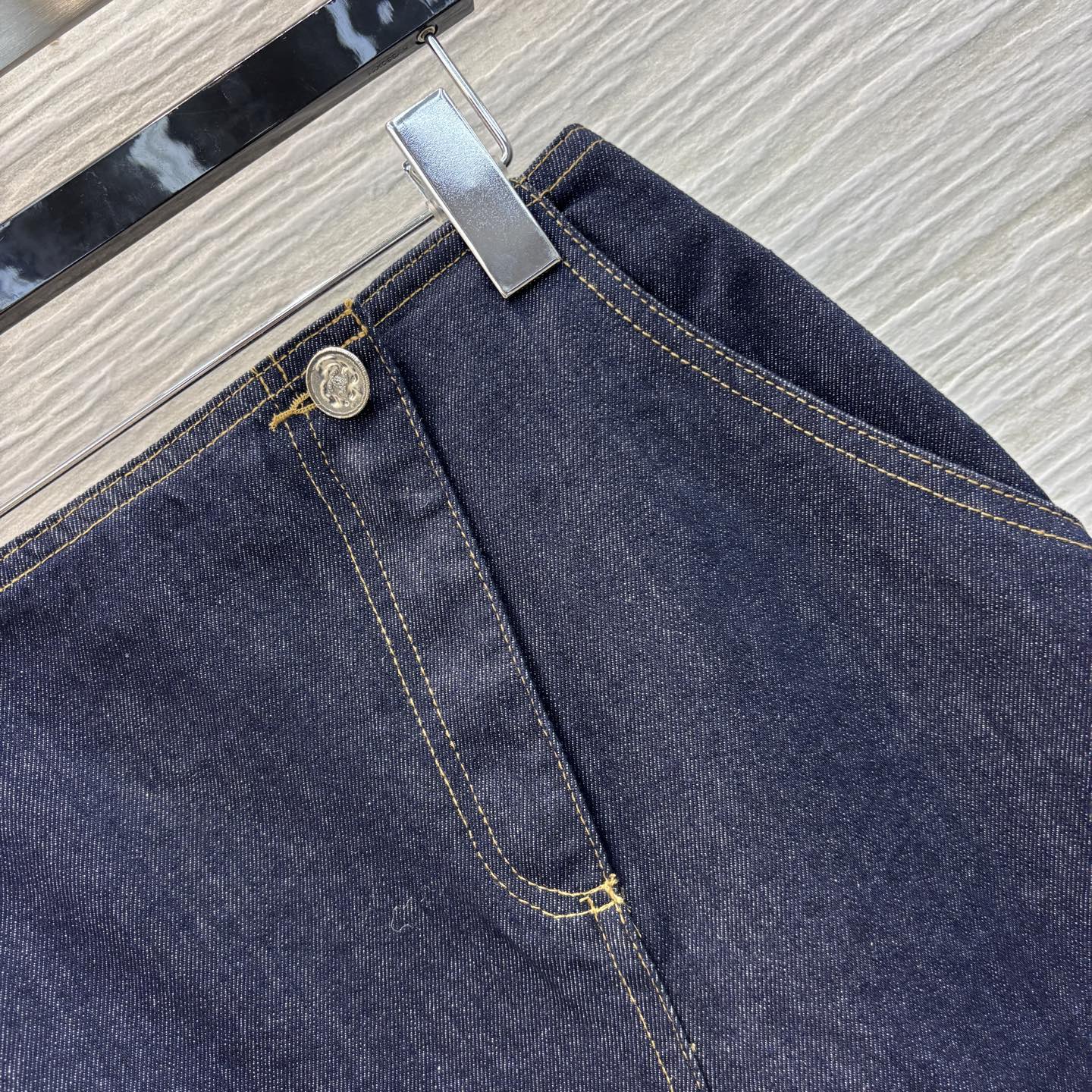 香家 25早春新款 双C明线装饰开叉牛仔半裙 后口袋双C明线装饰 开叉设计 上身自动显露长腿效果 日常百