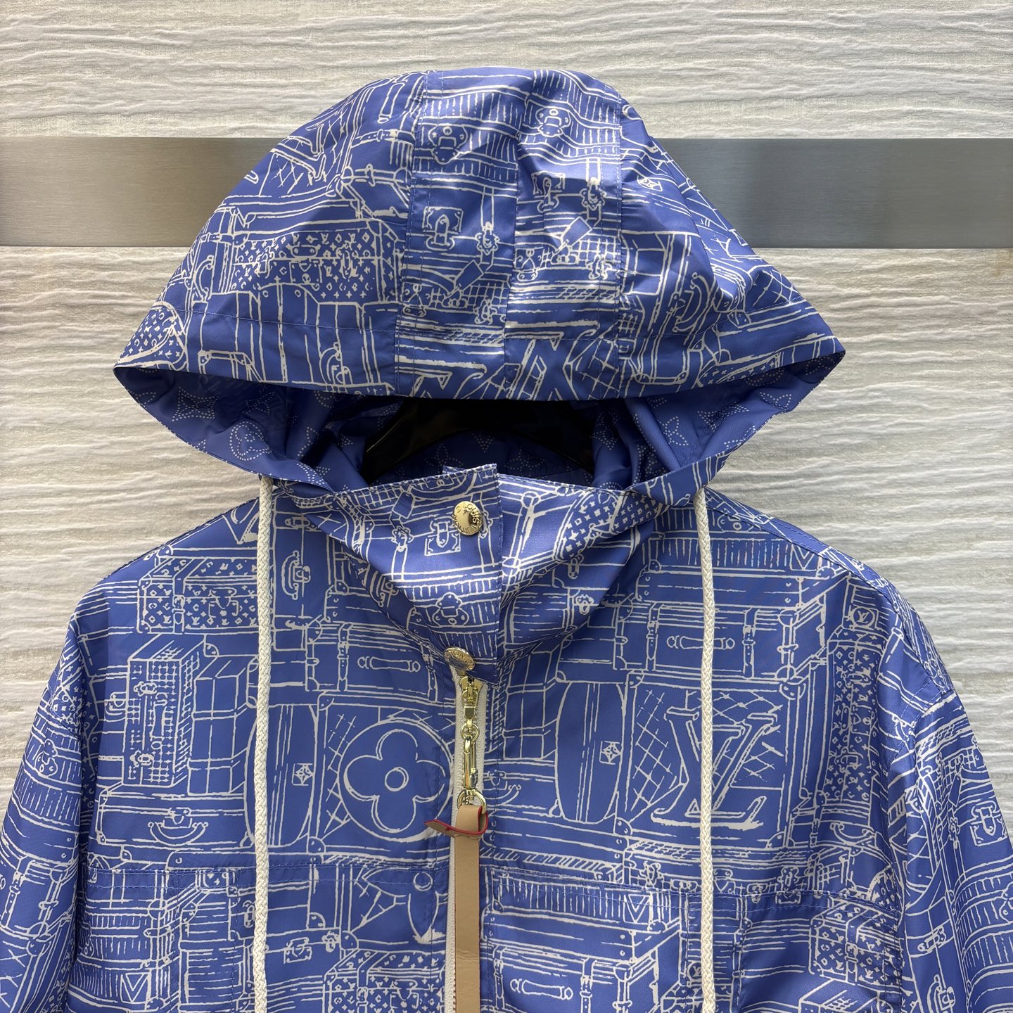 L家 25早春新款 经典老花logo印花蓝色连帽外套 连帽宽松外套 上身百搭不挑人 经典系列的爆款 满印