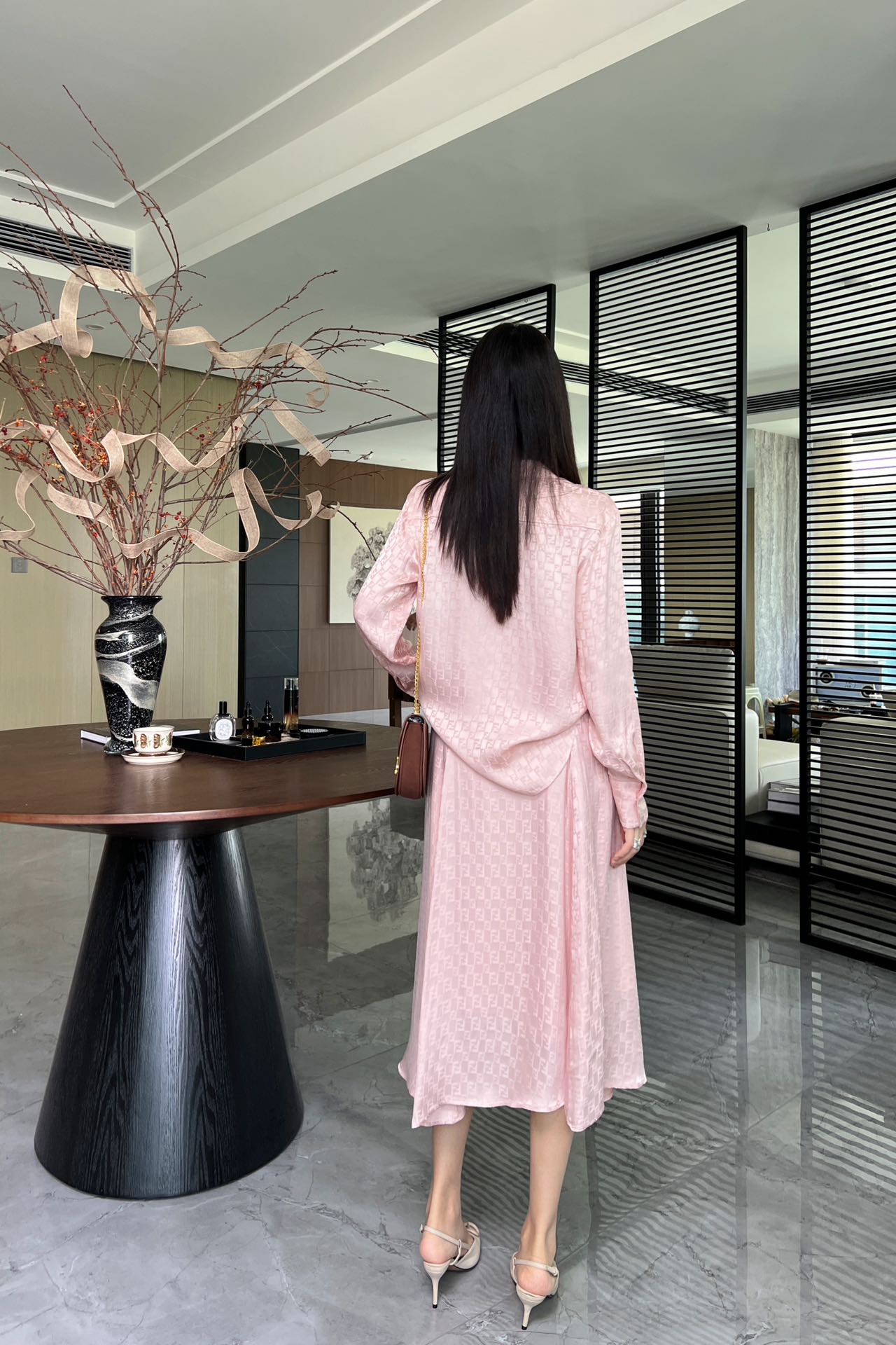NO:422592,Model number D25052825 Fend* new custom glossy high-end double FF letter jacquard casual and fashionable two-piece set!  Loose and versatile long-sleeved shirt with original letter logo buttons, high-waisted, long skirt with long skirt!  Meat pink, (M size shoulder width 38, bust 112, sleeve length 63, clothing length 69; waist 76, skirt length 78) hair, fendi, skirt width 78, alexander wang19860909款号D25052825 Fend*新款定制光泽高级感双FF字母提花休闲时尚两件套装！采用原版字母logo纽扣宽松百搭长袖衬衣高腰大裙摆长款半身裙！肉粉色,（M码肩宽38,胸围112,袖长63,衣长69；腰围76,裙长78）发,,fendi,skirts,alexander wang,Women's clothing