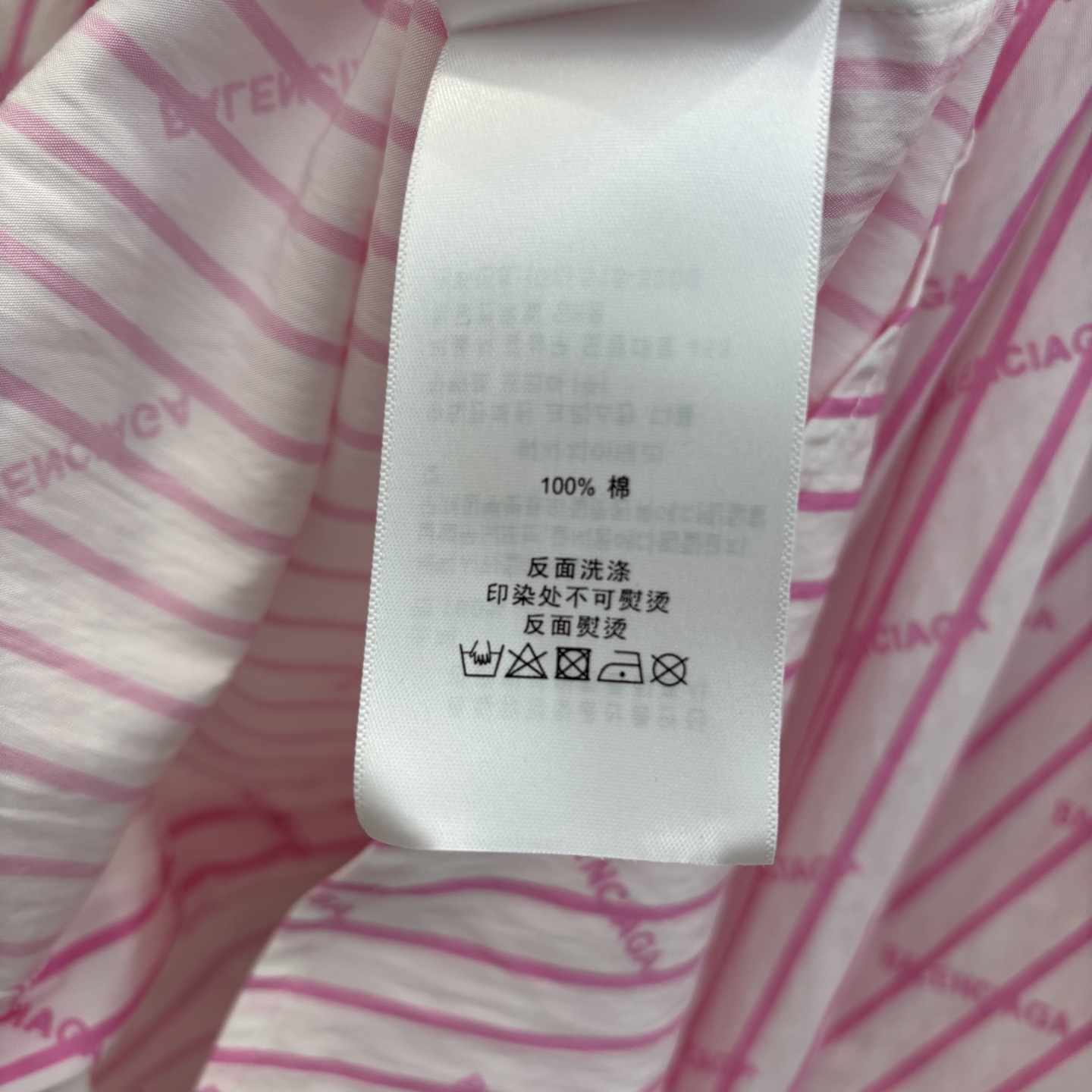 巴黎家 25早春新款 弹幕字母印花长袖衬衫 经典小宽松廓形版型 满屏字母logo点缀低调又时髦 满满的高