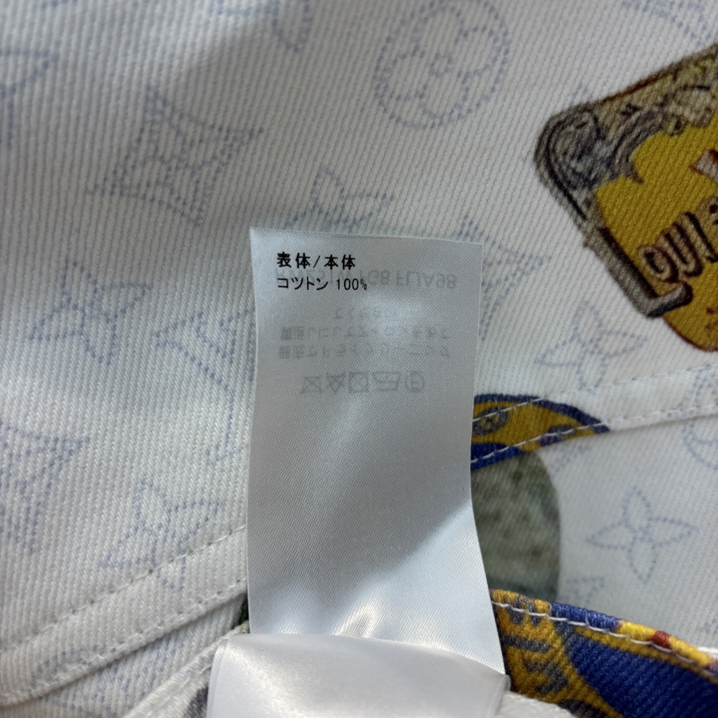 L家 25早春新款 邮票图案老花牛仔系列 翻领牛仔马甲 定制邮票图案印花暗纹老花牛仔面料 重工渗透印花 