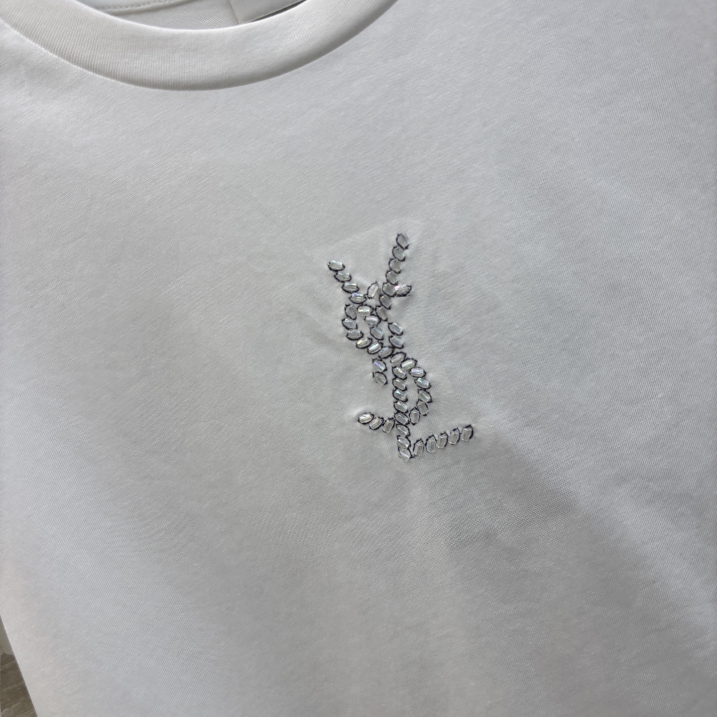 YS家 25春夏新款 logo装饰短袖T恤  日常穿搭小单品 经典基础短袖版型 上身百搭不挑人 胸前绿樱