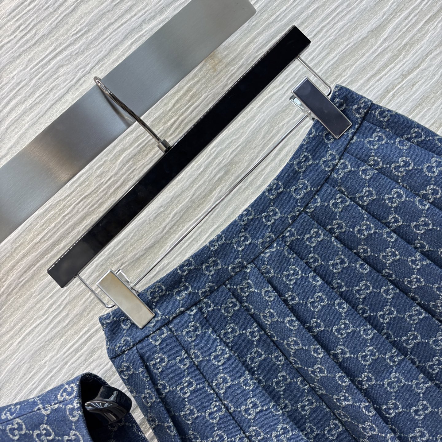 G家 25春夏 双G提花牛仔套装 V领马甲+百褶半裙 复古洗水蓝颜色超赞 双G提花品牌特色 搭配抽绳松紧