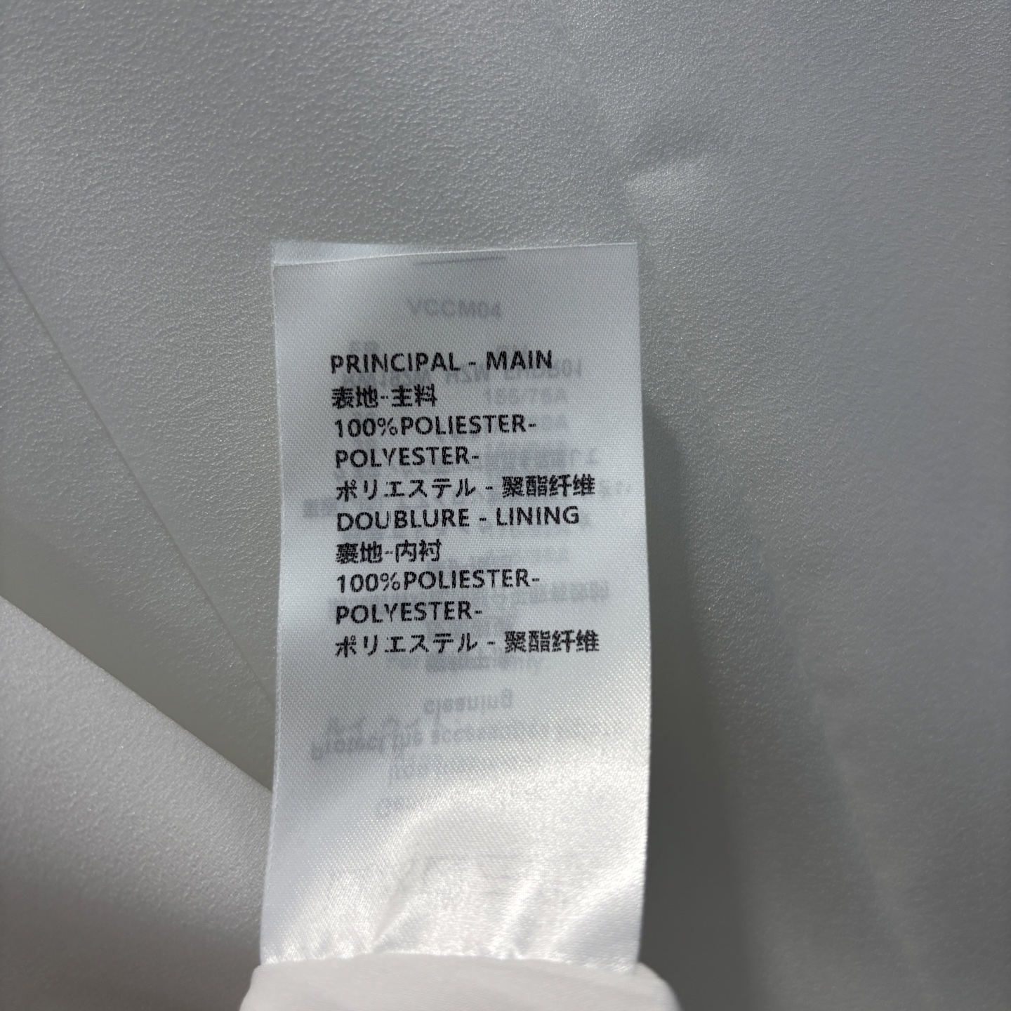 L家 25春夏 翻领五金装饰无袖连衣裙 立体修身的剪裁设计 半开扣五金配件装饰 收腰超显高挑身材比例  