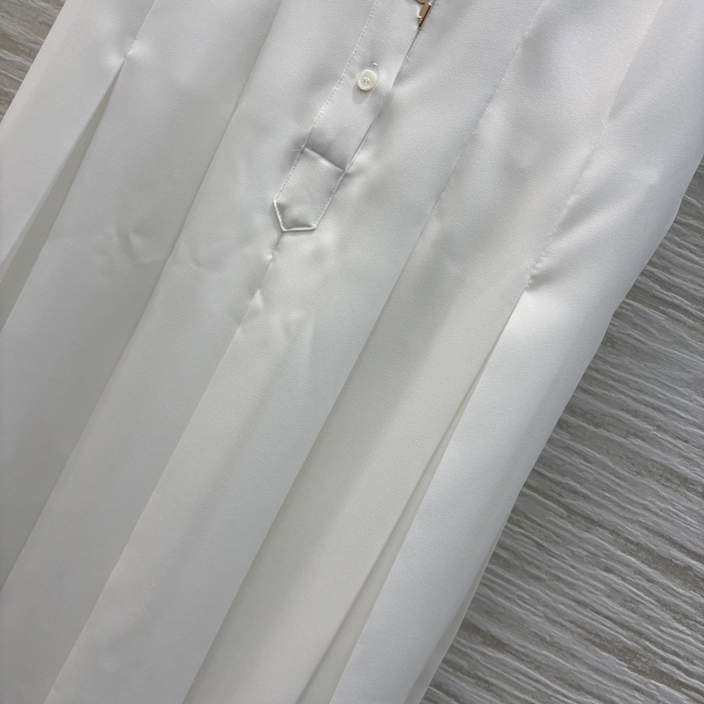 L家 25春夏 翻领五金装饰无袖连衣裙 立体修身的剪裁设计 半开扣五金配件装饰 收腰超显高挑身材比例  