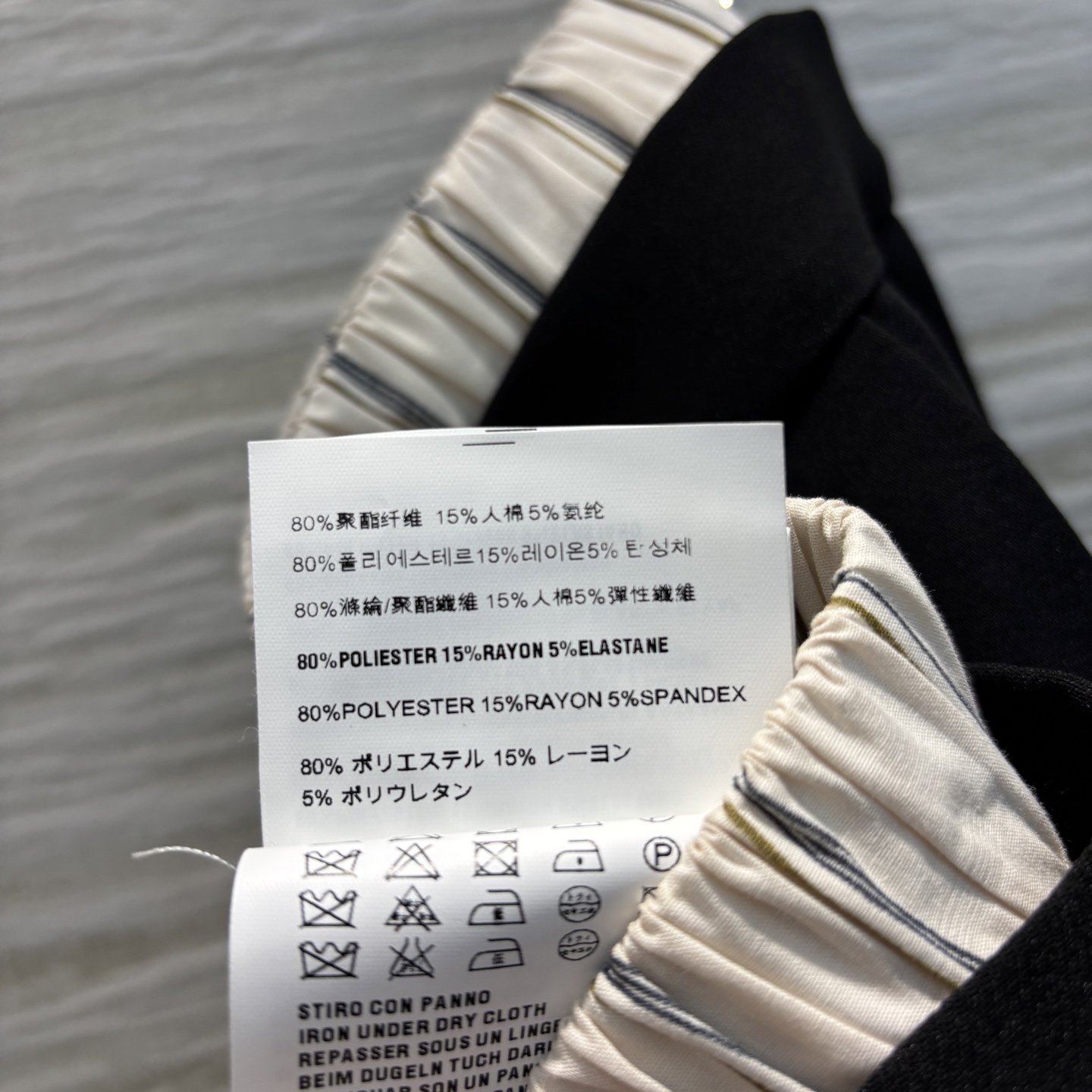 Miu家 25春夏新款 翻领条纹衬衫+百褶半裙  短款宽松版型 胸口字母logo刺绣点缀 搭配百褶半裙 