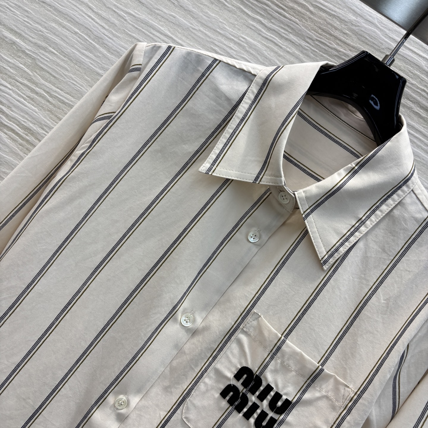 Miu家 25春夏新款 翻领条纹衬衫+百褶半裙  短款宽松版型 胸口字母logo刺绣点缀 搭配百褶半裙 
