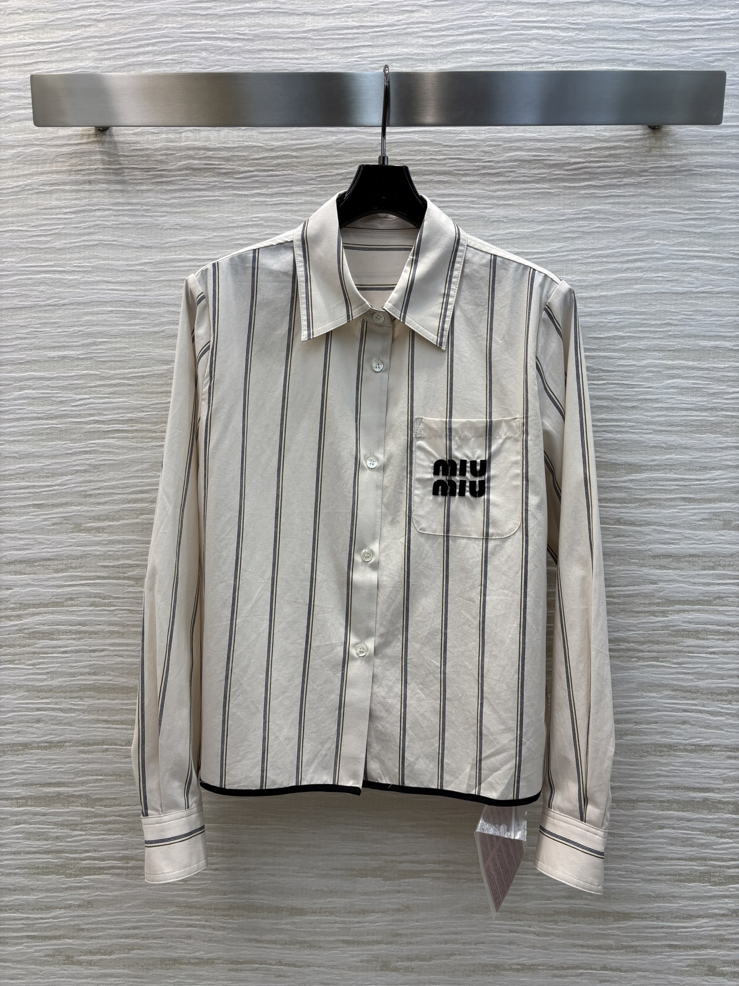 Miu家 25春夏新款 翻领条纹衬衫+百褶半裙  短款宽松版型 胸口字母logo刺绣点缀 搭配百褶半裙 