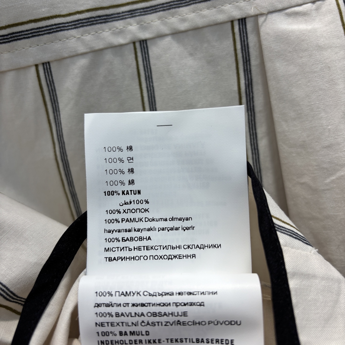 Miu家 25春夏新款 翻领条纹衬衫+百褶半裙  短款宽松版型 胸口字母logo刺绣点缀 搭配百褶半裙 