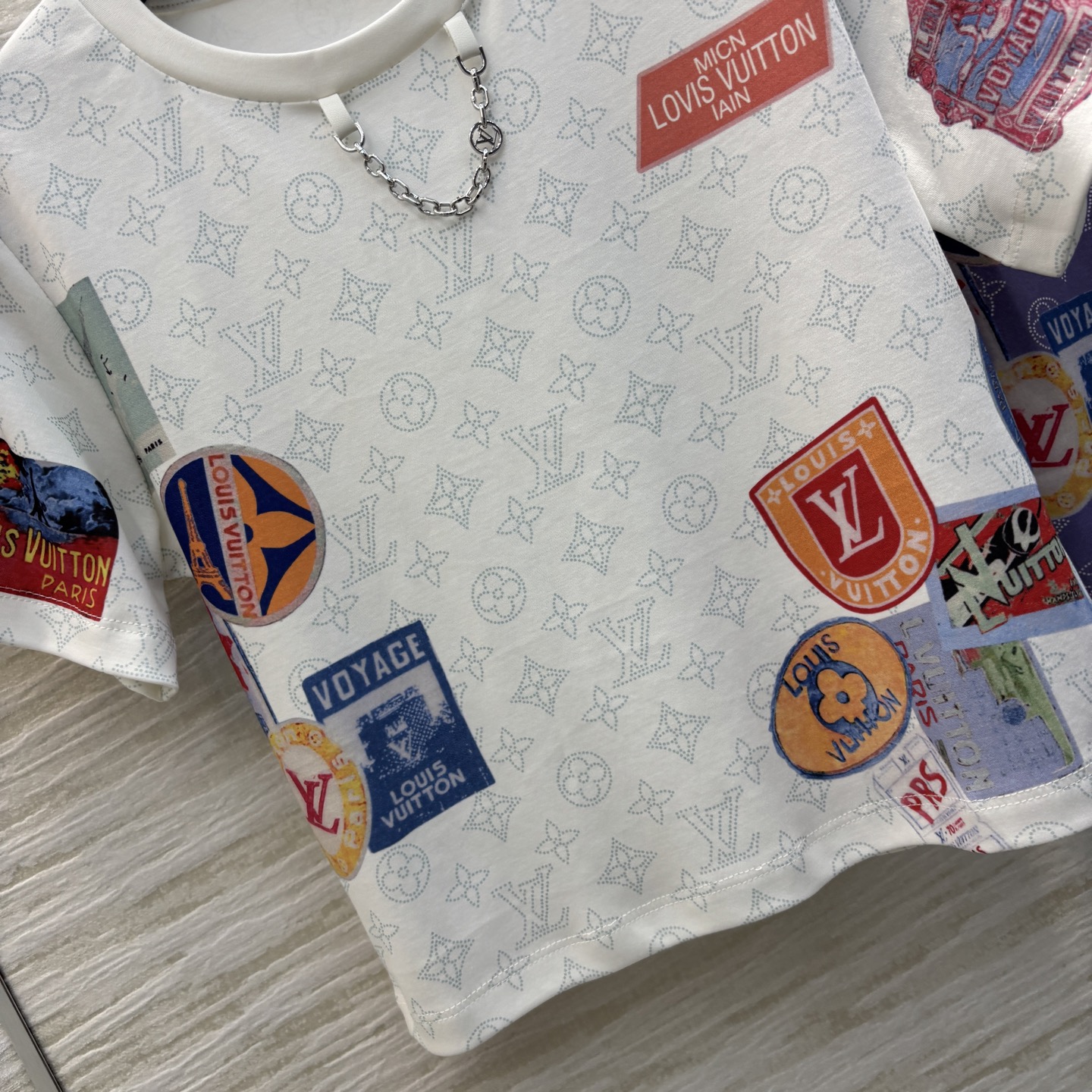 L家 25早春新款Monogram 图案老花提花短袖T恤 定制Monogram 图案印花暗纹老花纯棉面料