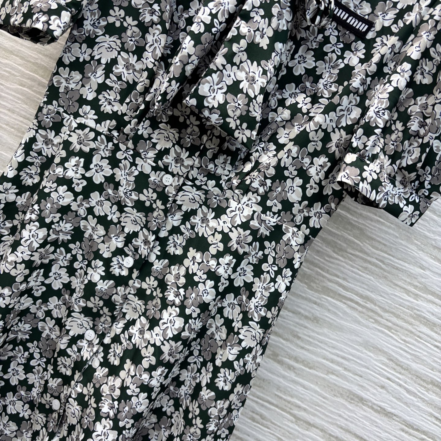 Miu家 25春夏 小碎花飘带短袖连衣裙 浪漫的春夏就要穿小碎花 飘带设计碎花连衣裙 自带减龄感和优雅范