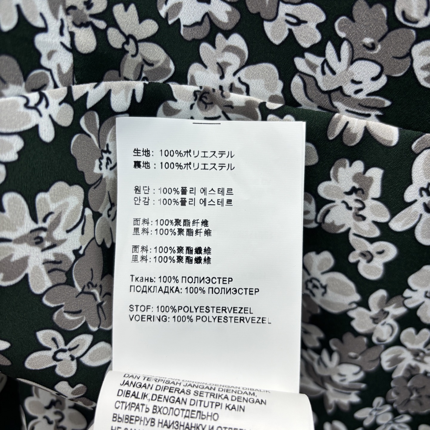 Miu家 25春夏 小碎花飘带短袖连衣裙 浪漫的春夏就要穿小碎花 飘带设计碎花连衣裙 自带减龄感和优雅范