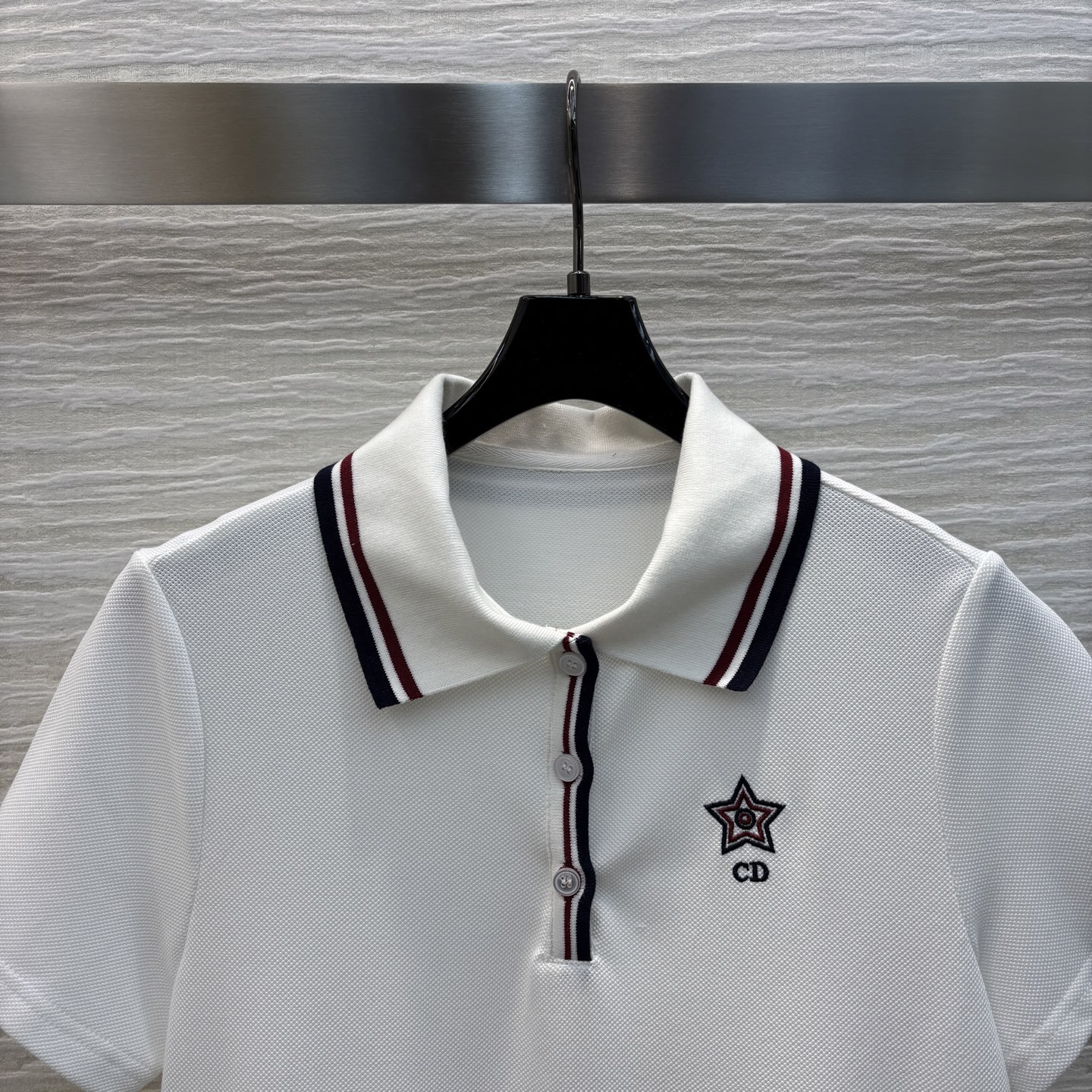 D家 25新款 红蓝织带拼接Polo领 短袖百褶连衣裙  订制网织面料 经典又时尚百搭 拼接Polo领宽