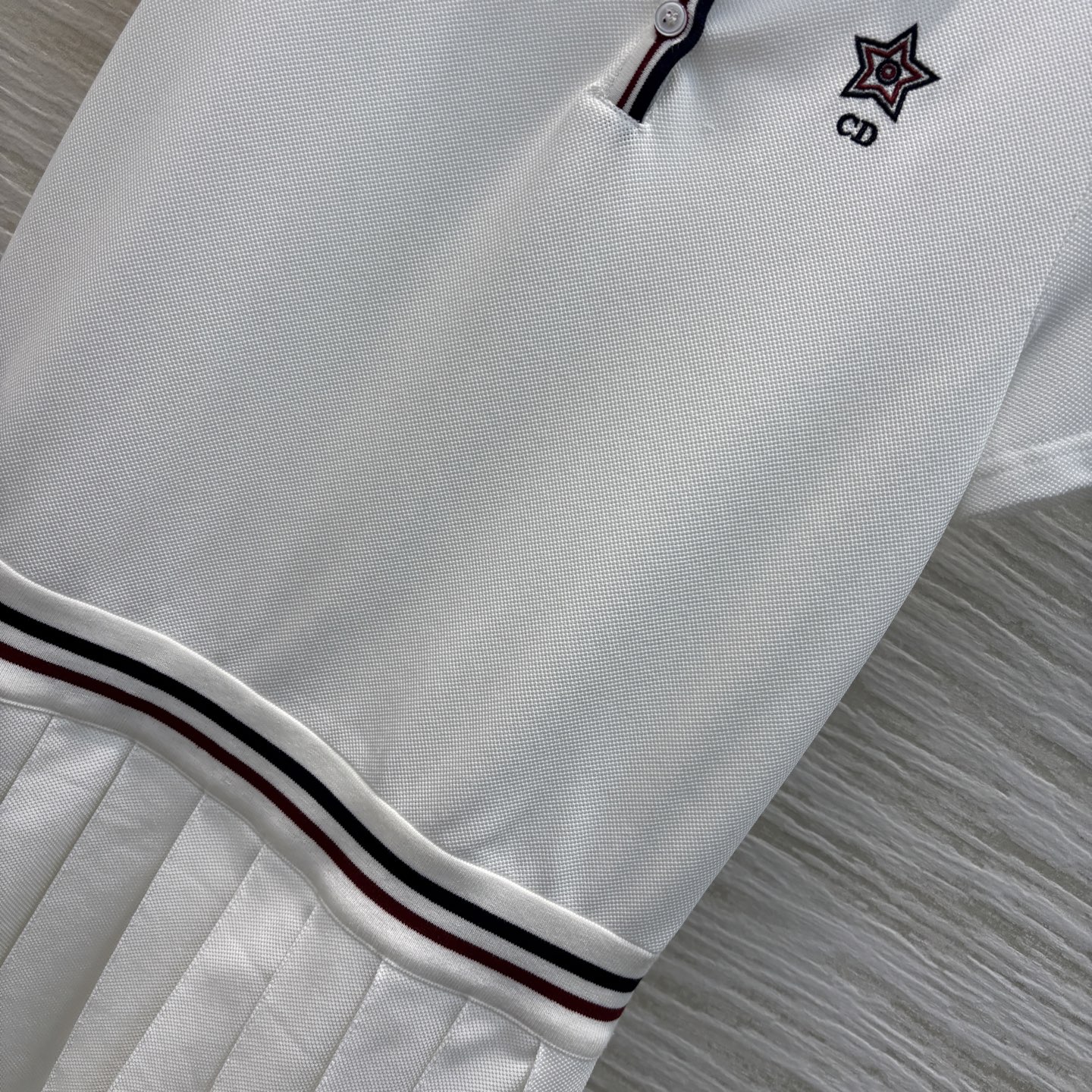 D家 25新款 红蓝织带拼接Polo领 短袖百褶连衣裙  订制网织面料 经典又时尚百搭 拼接Polo领宽
