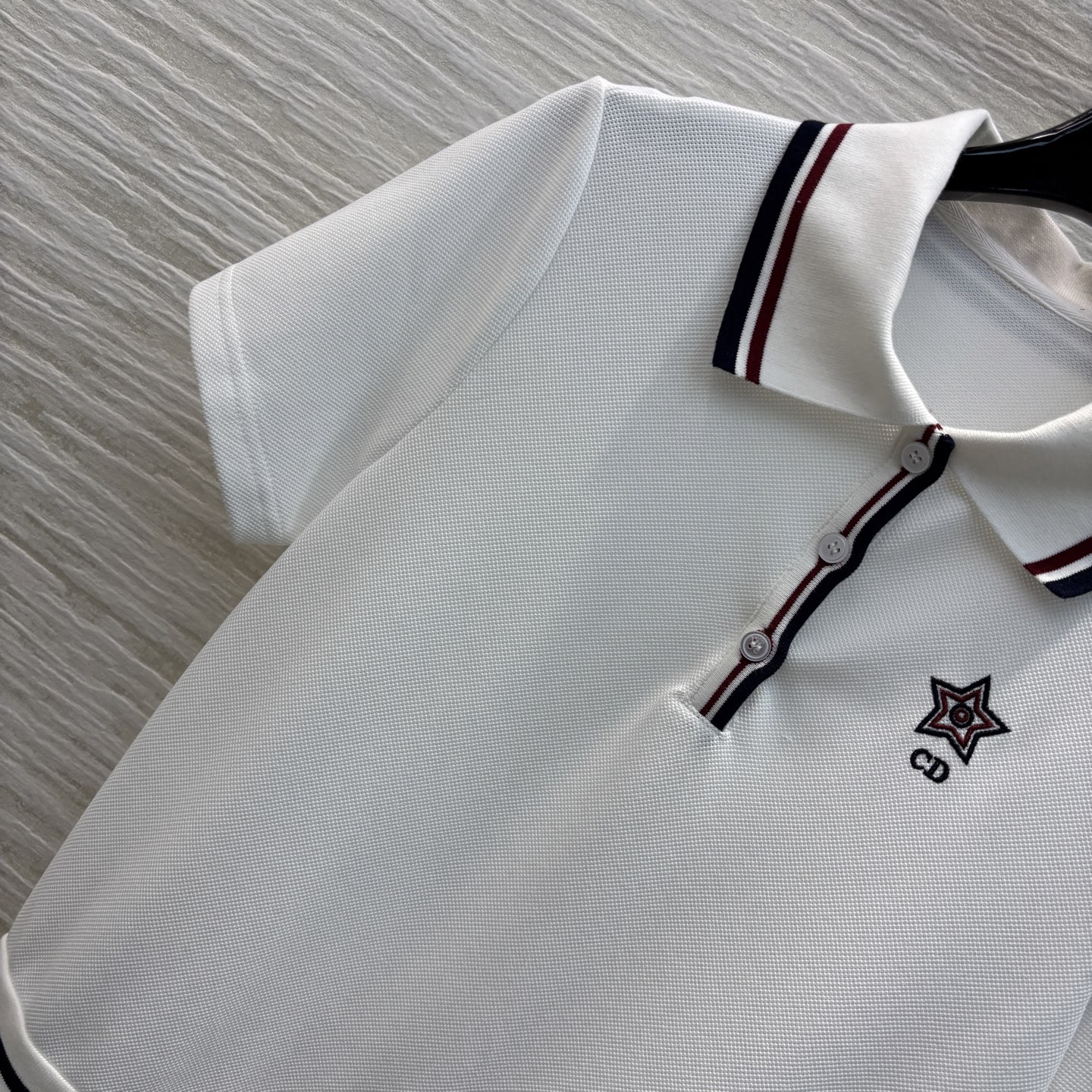 D家 25新款 红蓝织带拼接Polo领 短袖百褶连衣裙  订制网织面料 经典又时尚百搭 拼接Polo领宽