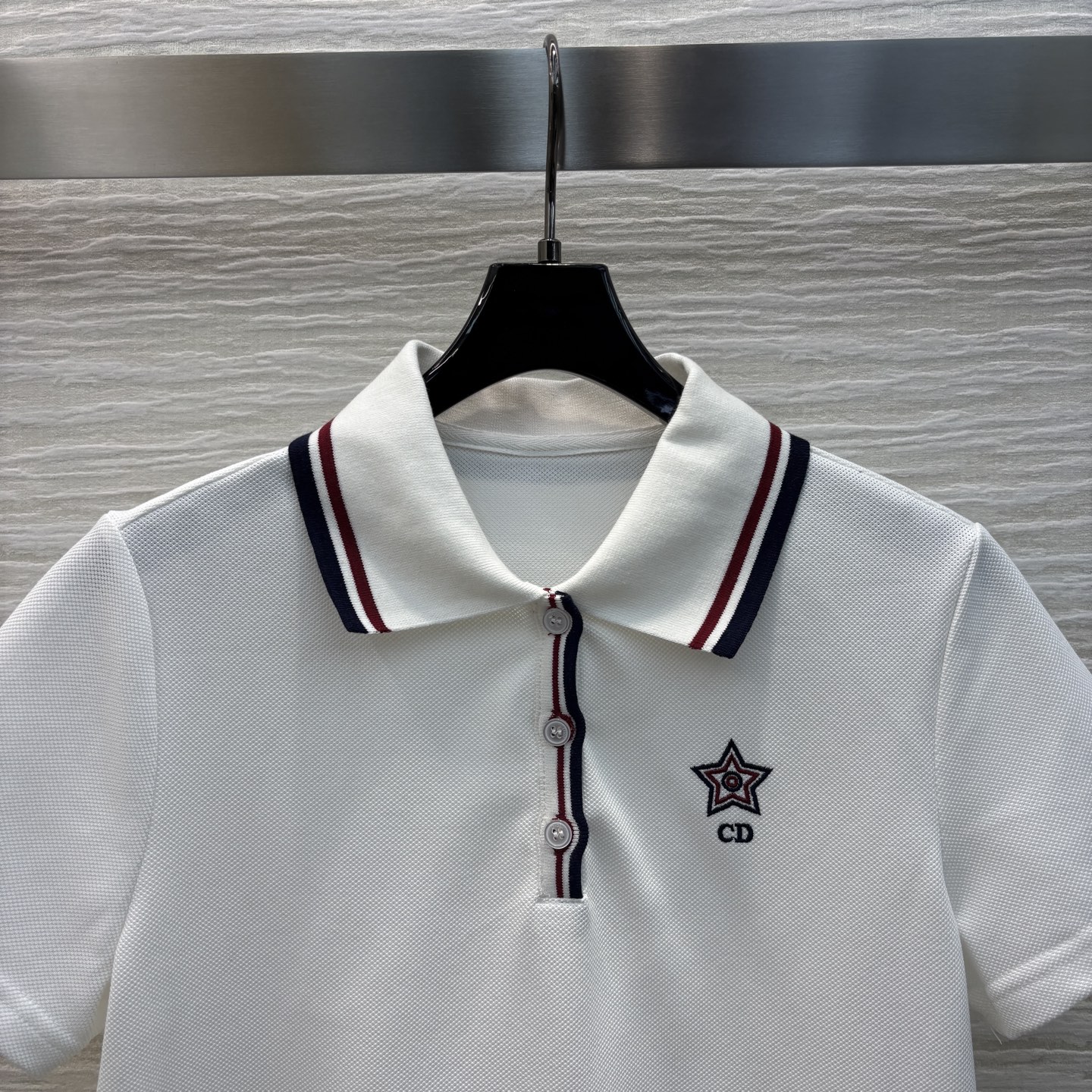 D家 25新款  撞色Polo领上衣 胸前字母logo刺绣装饰 撞色翻领设计 拉长脖颈线条 修饰脸型 衣