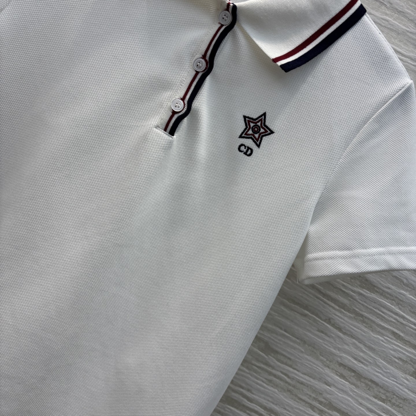 D家 25新款  撞色Polo领上衣 胸前字母logo刺绣装饰 撞色翻领设计 拉长脖颈线条 修饰脸型 衣
