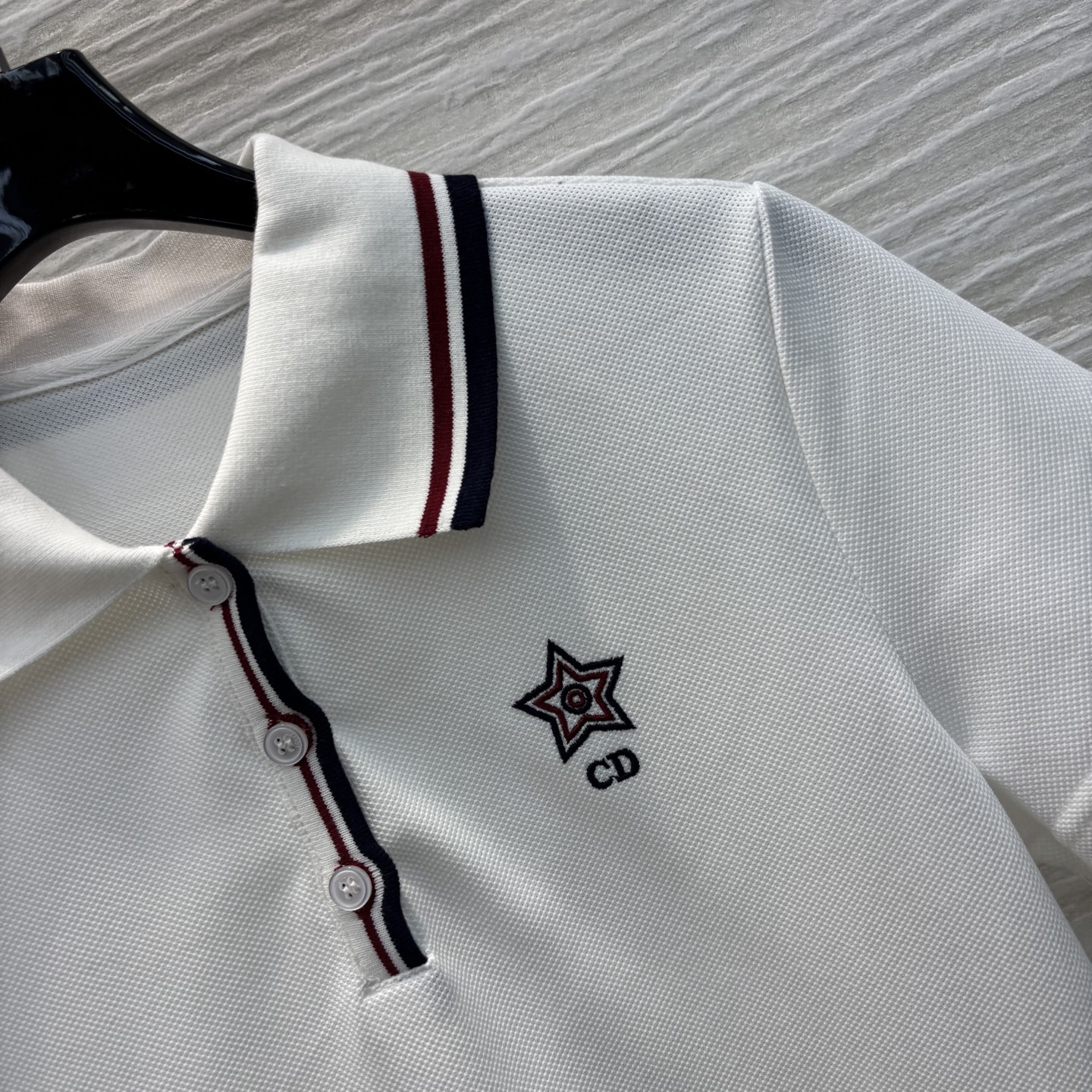 D家 25新款  撞色Polo领上衣 胸前字母logo刺绣装饰 撞色翻领设计 拉长脖颈线条 修饰脸型 衣