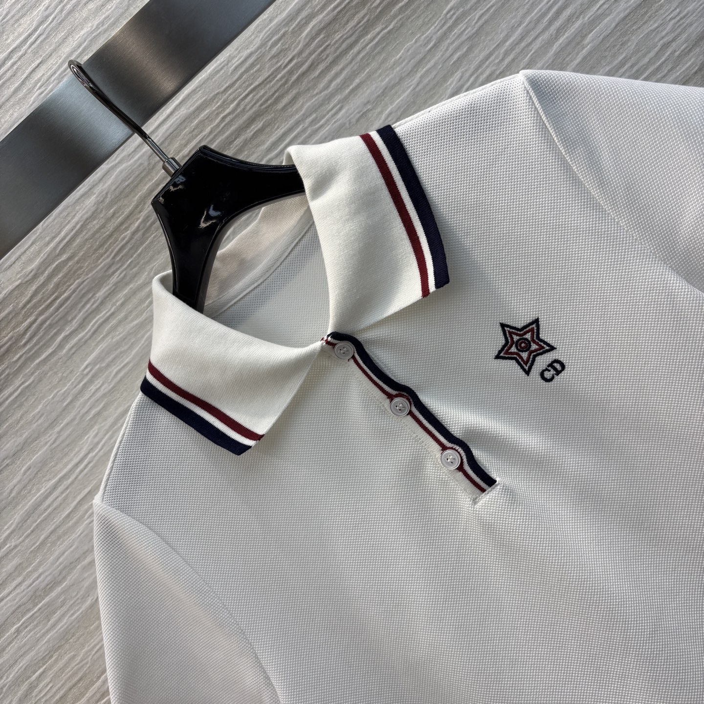 D家 25新款  撞色Polo领上衣 胸前字母logo刺绣装饰 撞色翻领设计 拉长脖颈线条 修饰脸型 衣